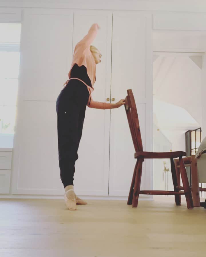 ベス・ベアーズのインスタグラム：「Quarantine #creativity this Sunday am thanks to @ladanceproject @benjaminmillepied virtual classes. This class was a little ahead of my skill level but the challenge kicked my booty. After binging @sab_nyc @disneyplus #Onpointe this was just what I needed ! 🩰🩰🩰🩰」