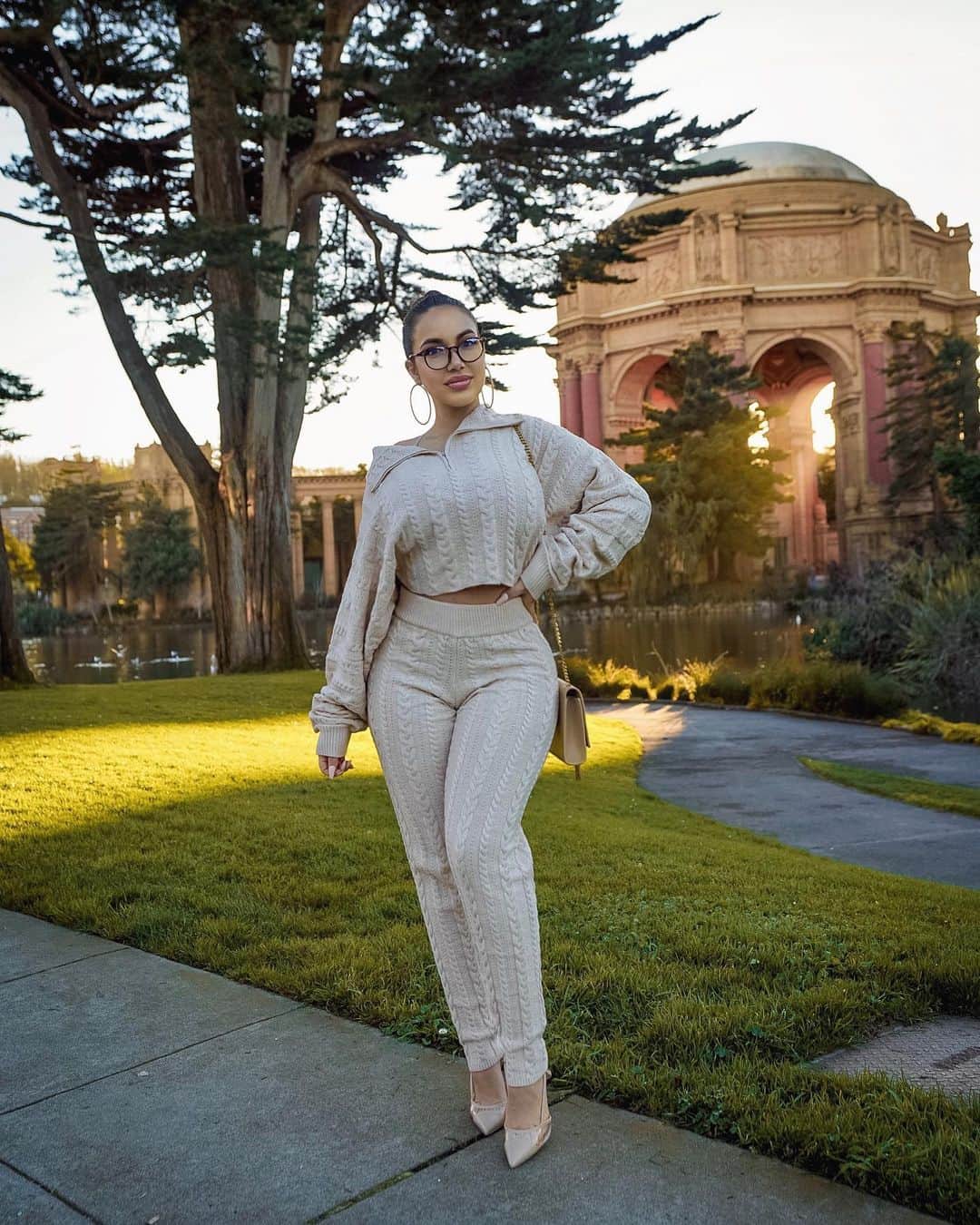 Aylen Aのインスタグラム：「@fashionnova ..Maturity is when your world opens up and you realize that you are not the center of it. 🤎 Ps. Embracing my inner geek 🤓 fashionnovapartner」