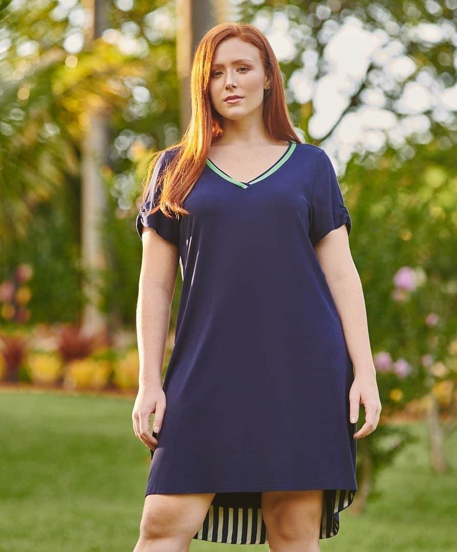 DECÊNCIAのインスタグラム：「Detalhes que fazem toda a diferença. Percebe como o vestido liso ganha um charme extra com as listras na barra? Um shape fresquinho, leve e super feminino: a cara do verão! #decencia #modaplussize #plussizeonline #bodypositive」