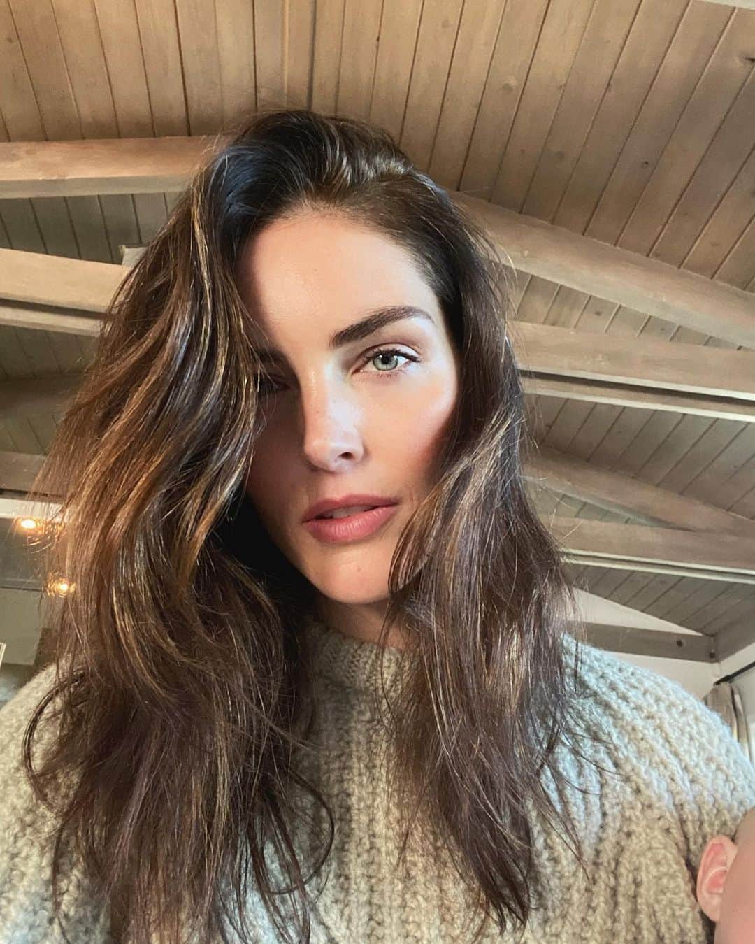 ヒラリー・ローダのインスタグラム：「put makeup on and blow-dried my hair this morning because I was feeling like a sloth. i must say, i do feel better! except all my hair is falling out (postpartum fun!) and as i was vacuuming it up with Sean’s BRAND new vacuum (you know this man loves his vacuum), i snapped the attachment right in half and broke the damn thing. i immediately regretted trying to look put together in the first place. now i have said the word vacuum so much, it looks very strange. anyway happy sunday!」