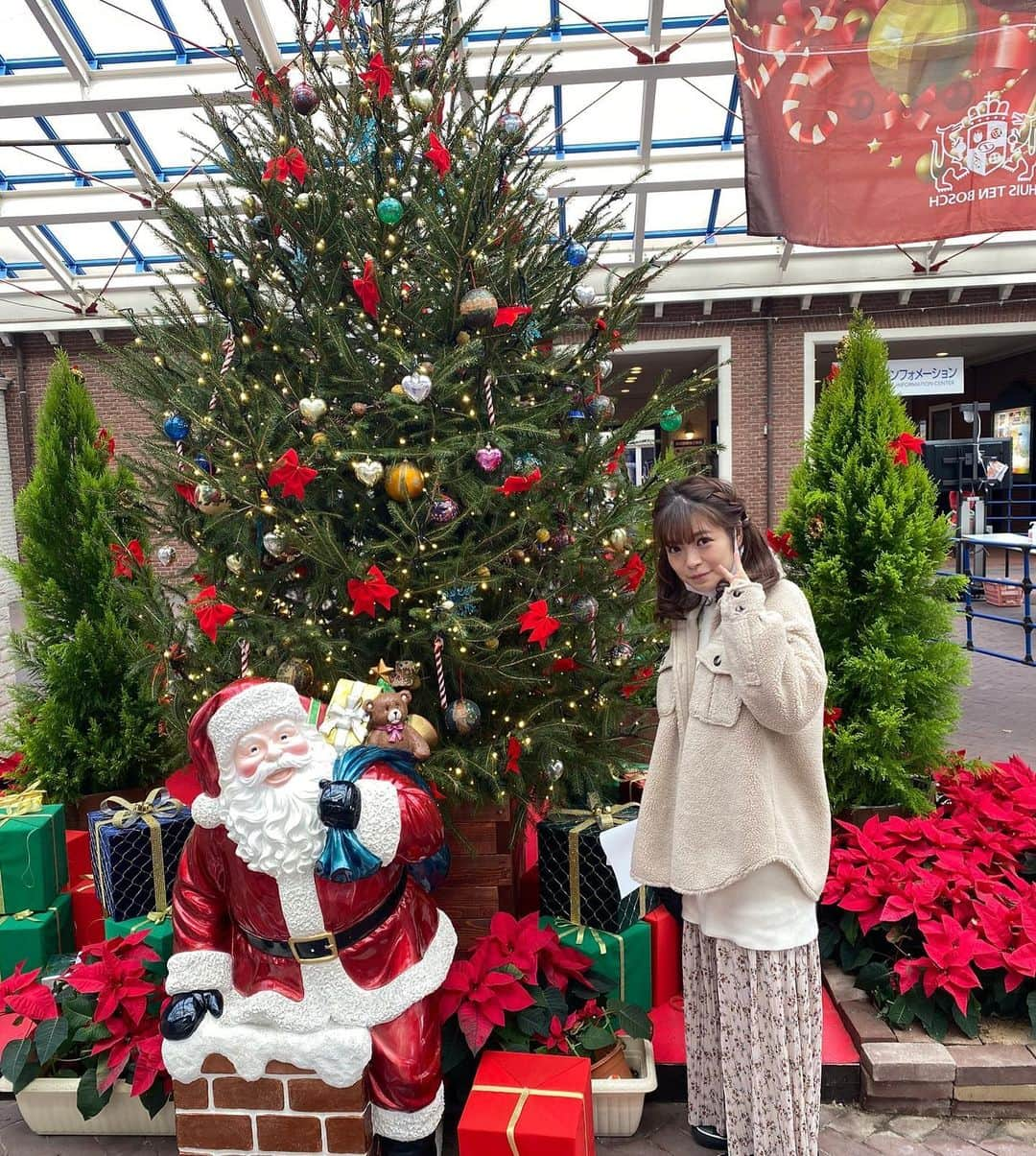 明石ゆいなさんのインスタグラム写真 - (明石ゆいなInstagram)「サンタさんとしてデビューします🎅💓﻿ ﻿ ﻿ 今までサンタさんを心待ちにする、夢見る少女側だった私ですが、、﻿ 最近サンタさんに弟子入りし、無事サンタさん側になったことをご報告します🎅💓﻿ ﻿ ﻿ 1歳の姪っ子のため、叔母として、辛い試験を乗り越え、 やっとサンタさんになれました😭💦﻿ ﻿  ハンター試験は不合格だったので少し不安でしたが、、 長崎までサンタの師匠に会いに行き、サンタ認定を受けたときは感動しました！﻿ 1枚目は師匠と、2枚目は試験管のサトツさんと、3枚目は同期メンと撮りました😊 ﻿ ﻿ 全国のサンタさん、これから一緒にがんばりましょう！﻿ ﻿ まだまだ若輩者ですが、ご指導の程、よろしくお願いします！﻿ ﻿ ﻿ #アンパンマングッズあげたら大喜び﻿ #わんわんのパジャマもお気に入り﻿ #所詮子供よのう﻿ ﻿」12月21日 5時59分 - cosmo_meropon