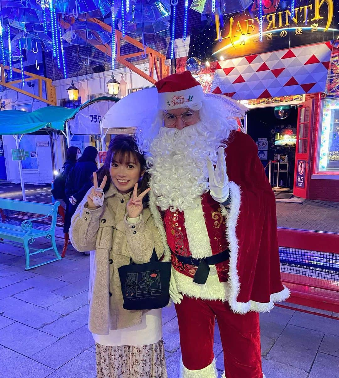 明石ゆいなさんのインスタグラム写真 - (明石ゆいなInstagram)「サンタさんとしてデビューします🎅💓﻿ ﻿ ﻿ 今までサンタさんを心待ちにする、夢見る少女側だった私ですが、、﻿ 最近サンタさんに弟子入りし、無事サンタさん側になったことをご報告します🎅💓﻿ ﻿ ﻿ 1歳の姪っ子のため、叔母として、辛い試験を乗り越え、 やっとサンタさんになれました😭💦﻿ ﻿  ハンター試験は不合格だったので少し不安でしたが、、 長崎までサンタの師匠に会いに行き、サンタ認定を受けたときは感動しました！﻿ 1枚目は師匠と、2枚目は試験管のサトツさんと、3枚目は同期メンと撮りました😊 ﻿ ﻿ 全国のサンタさん、これから一緒にがんばりましょう！﻿ ﻿ まだまだ若輩者ですが、ご指導の程、よろしくお願いします！﻿ ﻿ ﻿ #アンパンマングッズあげたら大喜び﻿ #わんわんのパジャマもお気に入り﻿ #所詮子供よのう﻿ ﻿」12月21日 5時59分 - cosmo_meropon