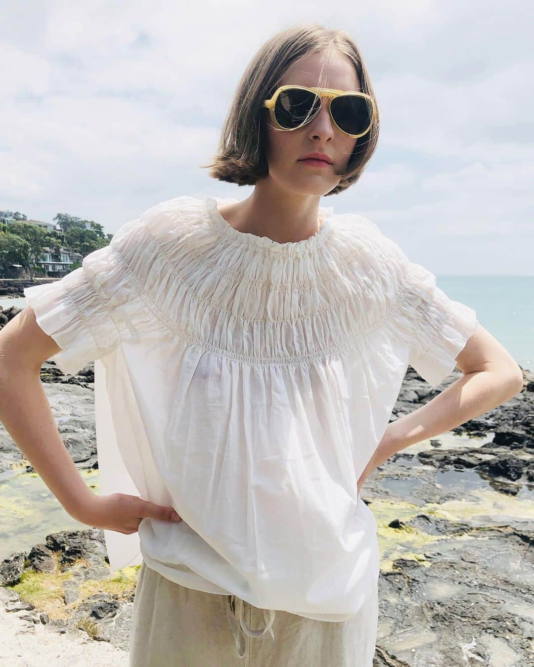 カレンウォーカーのインスタグラム：「Organic cotton shirred blouses - all sizes 4-18 currently in store and on karenwalker.com // Whilst we can’t guarantee arrival by Christmas now our online store will remain open and sending your orders ASAP. And of course, complimentary shipping on all orders.」