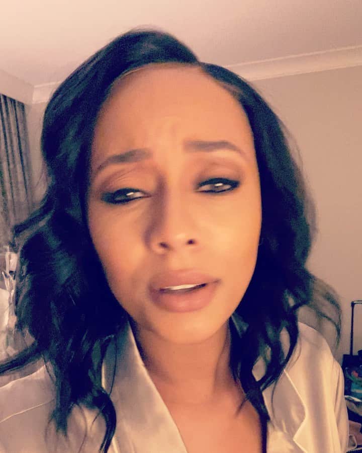 ケリー・ヒルソンのインスタグラム：「Random on set outburst for your Sunday pleasure 😂😂😂 Let’s leave our burdens in 2020. 🙏🏾」