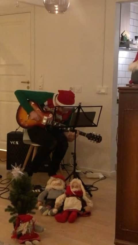 ティーネ・ティング・ヘルセットのインスタグラム：「20th of December: My Advent Calendar  "Julekveldsvisa"  by Alf Prøysen  Alf Prøysen and his songs are a national treasure here in Norway! So much of his music are songs we learn as kids and stays with us for the rest of our lives. This version of his famous "Julekveldsvisa" (Christmas Eve song) is pretty different than how it's usually played - Alf Prøysen meets New Orleans or something... 😉  When we recorded all the 24 songs for this calendar most of the arrangement were improvised and made in the moment. Then things like this happen! Fun!  Hope you like it!  T x  @gunnarflagstad @earlbigloop #julekalender #adventcalendar #christmas #julekveldsvisa #alfprøysen   Jarle and Gunnar joined me to record 24 songs in 1 day...!! We had so much fun!  I will post one video every day until Christmas. Hopefully this will bring some extra holiday spirit 🎄   🌟」