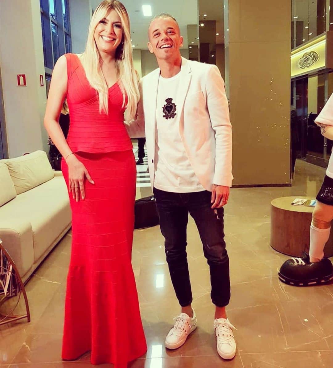 レナータ・ファンのインスタグラム：「Um Ídolo não conquista este status em um campeonato ou em pouco tempo.! @dale10  somou 11 títulos no Colorado!  Teve uma liderança incontestável! É respeitado. Demonstrou profissionalismo, raça e comprometimento. Enfrentou  adversários como um gigante, criou vínculos e identidade com a torcida do Inter e deu vida a uma história relevante, inesquecível e sólida! Sou sua “Fan” para sempre! Por sua personalidade, seu talento e sua disposição em vencer!  Vc foi Magnífico e Único como  atleta, capitão, camisa 10 e marcou seu nome em cada um de nossos corações hoje saudosos , porém orgulhosos de uma trajetória vitoriosa e de amor recíproco! Para  a Eternidade contigo, D’Ale! E não abro!」