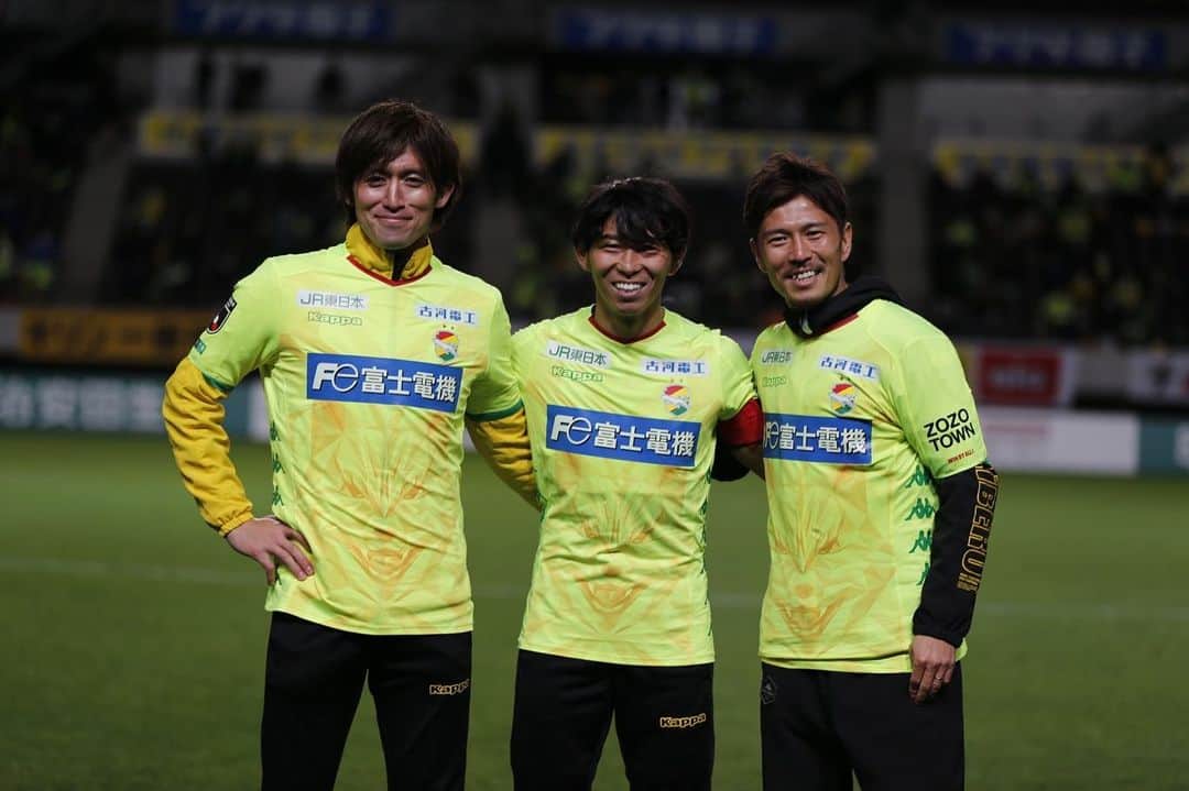 新井一耀のインスタグラム：「3人の引退 佐藤寿人 名古屋と千葉で3年半一緒にサッカーができたことを誇りに思います！意識の高さ、周りへの気遣い、考えた方、寿人さんから学べることがたくさんありました。みんなの憧れです！！ 増嶋竜也 試合でたくさん助けてもらったし、たくさん学びました。マスさんの熱い思いやプレーを見て自分もやらなきゃと思えました。またゴルフも釣りも行きましょう！！ 田坂祐介 タサさんとは同じ年に千葉に移籍してきました。寮の部屋も一緒でほぼ毎日ご飯と温泉に連れてってもらい、サッカーの話をしてたのが懐かしいです。試合に出てても出てなくても常にアドバイスしてくれました。また釣りに行きましょう！！  #みんなかっこいいっす #みんな大好きです #5#6#11 #jefunited #本当にお疲れ様でした」