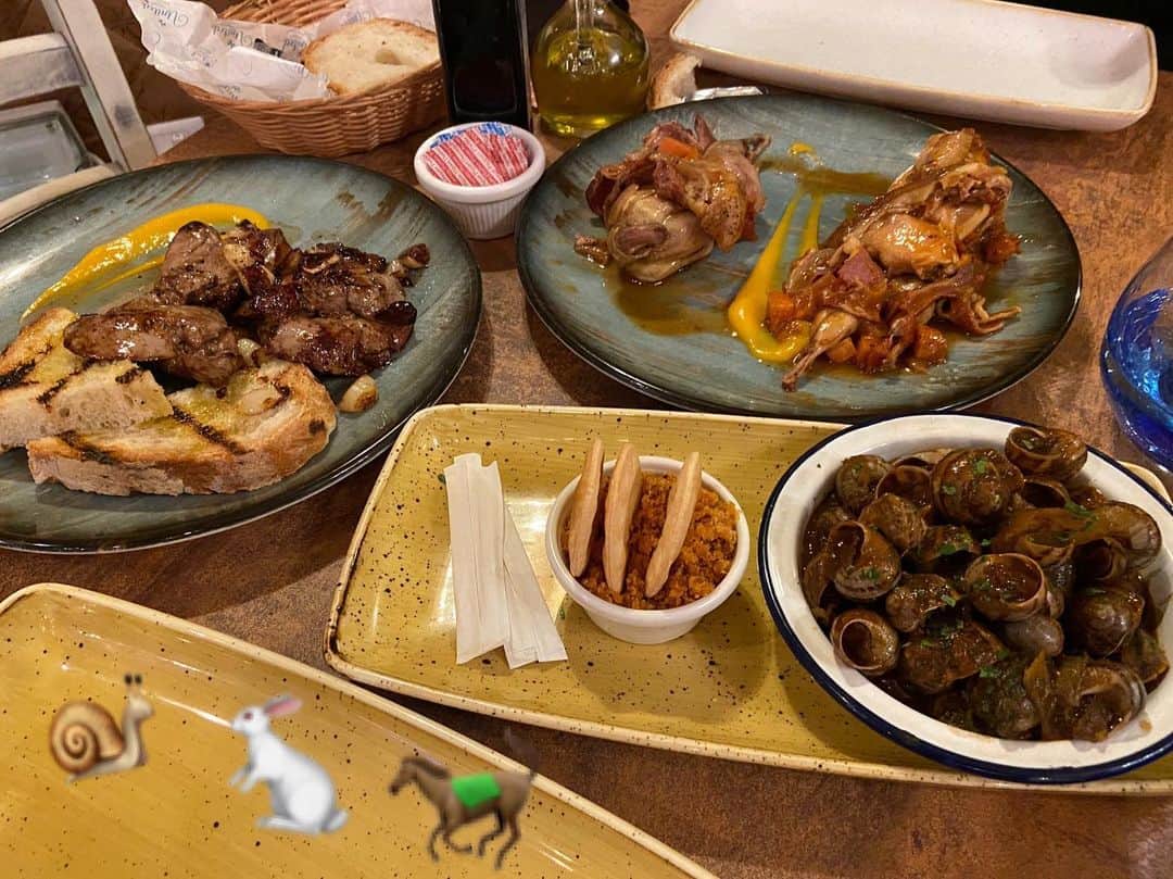 荒尾茉紀のインスタグラム：「初マルタ料理🇲🇹ウサギ、ウマ、カタツムリ、ウズラ、スイーツ😳✨ぜんぶ美味しかった🎶最後の写真は【嵐の前の静けさ】このあと雷が落ち始めました⚡️ノー加工だよ👍  #マルタ #malta #マルタ料理 #maltesefood #うさぎ肉 #馬肉 #うずら #かたつむり #rabbit #snail #housemeat #quail #食文化 #夕日 #sunset」