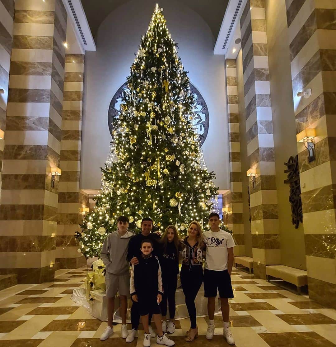 ティム・ケーヒルのインスタグラム：「#SQUADGOALS FAMILY 💙🎄🎁」
