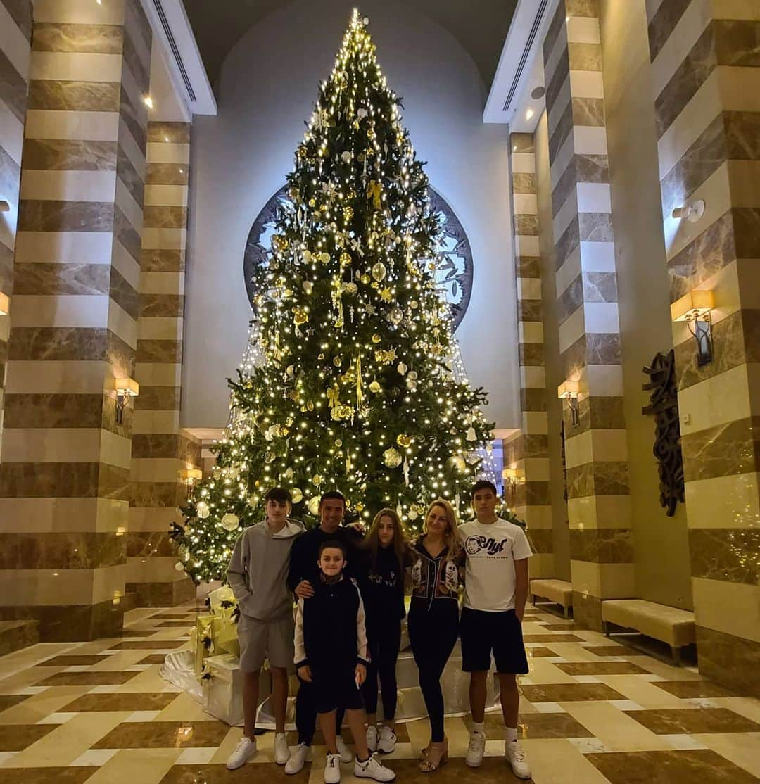 ティム・ケーヒルさんのインスタグラム写真 - (ティム・ケーヒルInstagram)「#SQUADGOALS FAMILY 💙🎄🎁」12月21日 6時21分 - tim_cahill