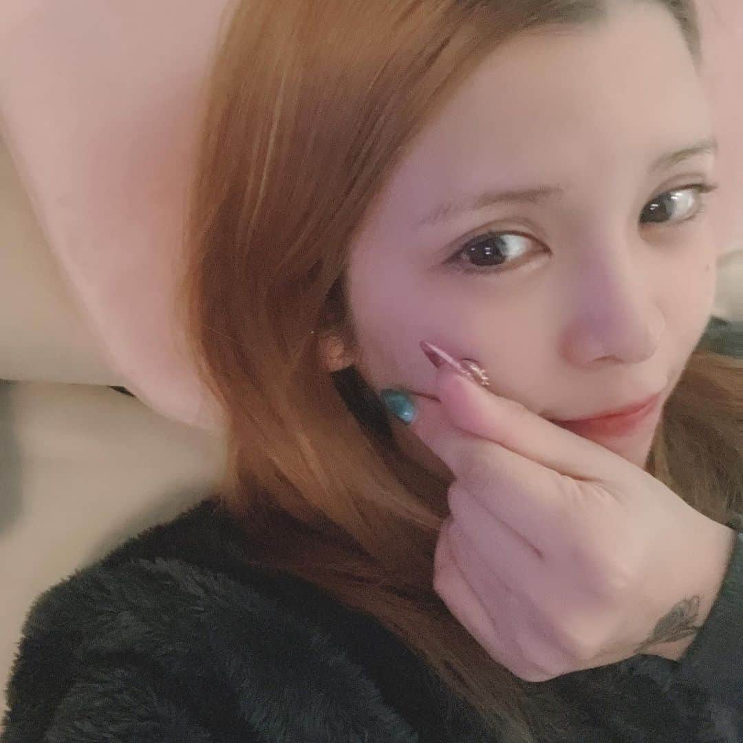 坂口杏里のインスタグラム：「本日夕方17:00〜22:00  BARカシェット営業🥰 是非お待ちしてます🙈  普段夜来れない方々 是非💕夕方から夜飲み🎶  今日もとことんいくよー😂  09054307175  ↑何かあればこちらまで！ BAR CACHETTE (カシェット) 東京都新宿区歌舞伎町2-11-7 メトロビル4階  お待ちしてますん💕 男性１時間3000円 女性１時間1500円 （飲み放題）  ライン交換写メ撮ろ☺️」