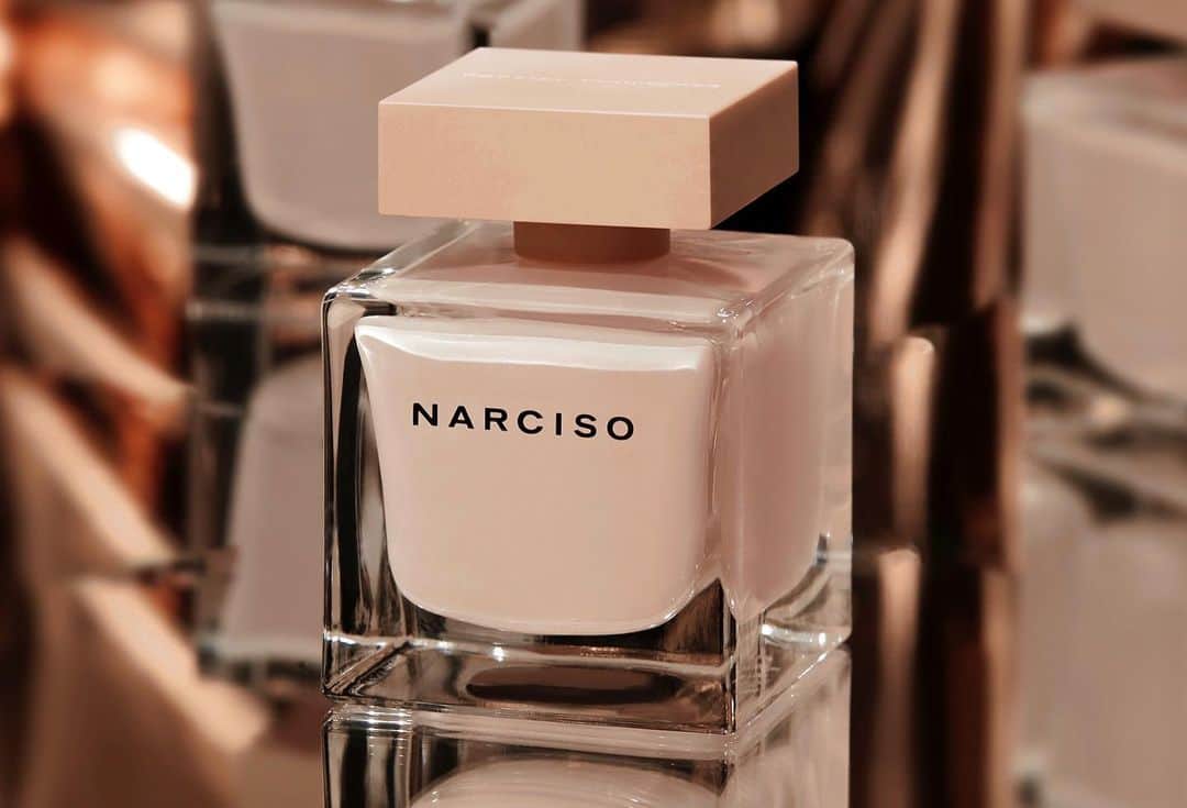 ナルシソロドリゲスさんのインスタグラム写真 - (ナルシソロドリゲスInstagram)「Discover the gift of NARCISO eau de parfum poudrée. #poudree #narcisopoudree #narcisorodriguezparfums #parfum #fragrance」12月21日 6時26分 - narciso_rodriguez
