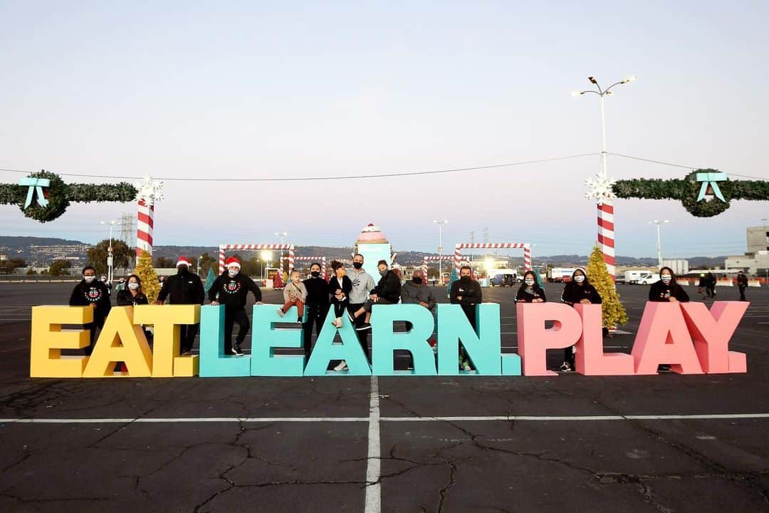 エイヨシャ・カレーのインスタグラム：「So incredibly grateful to all of partners who helped make our annual @eatlearnplay Christmas with The Curry’s distribution possible this year! A huge thank you to our @eatlearnplay  team for always stepping up and going above and beyond. Together we were able to serve more than 1,000 families. So so grateful. #EatLearnPlay worked in lockstep with the Alameda County Health Care Services Agency along with our city partners from the very beginning to ensure we are abiding by all of the COVID-19 health regulations. #HappyHolidays」