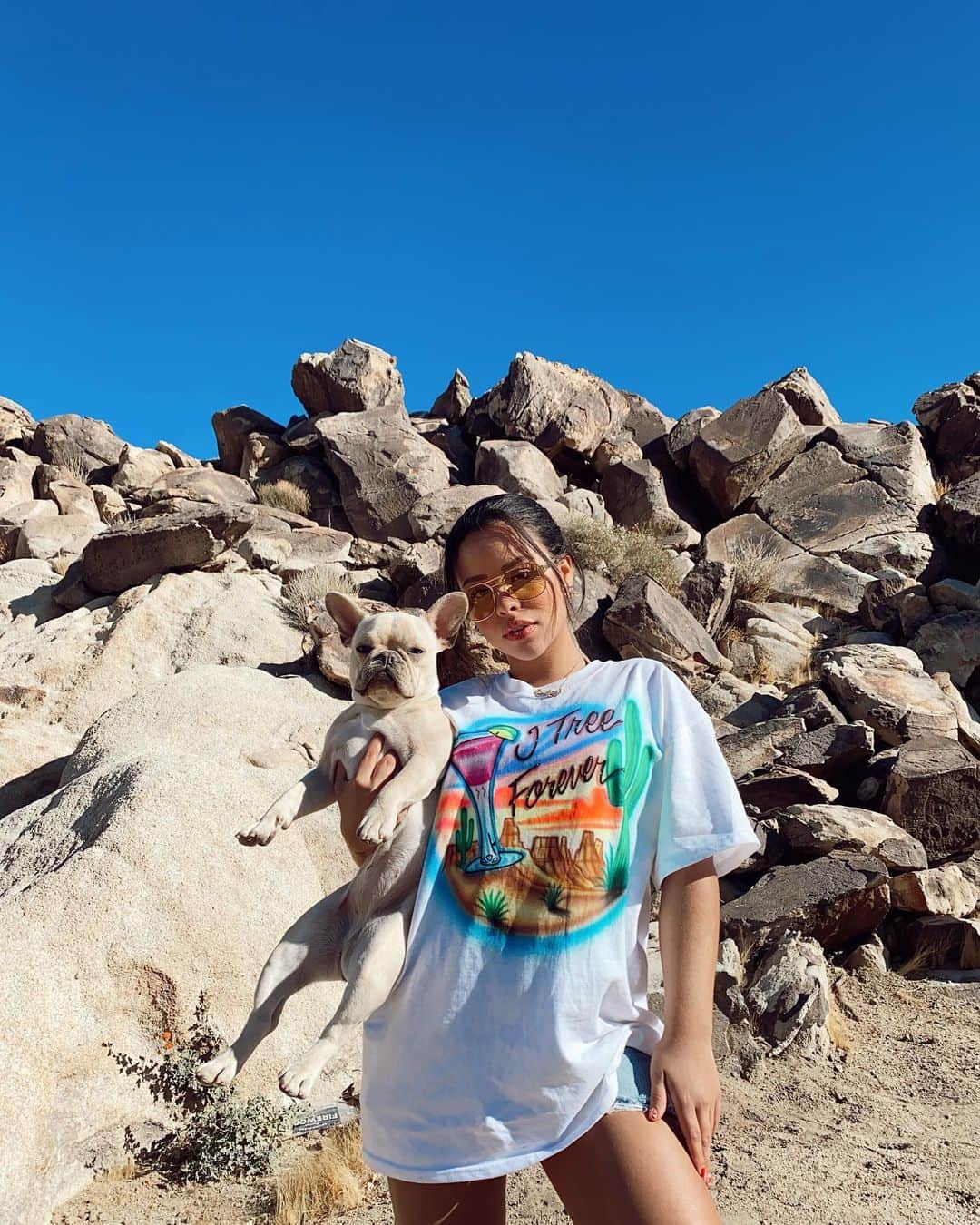 シエラ・ラミレスのインスタグラム：「my favorite lil desert buddy🍸🌵💖🐶」