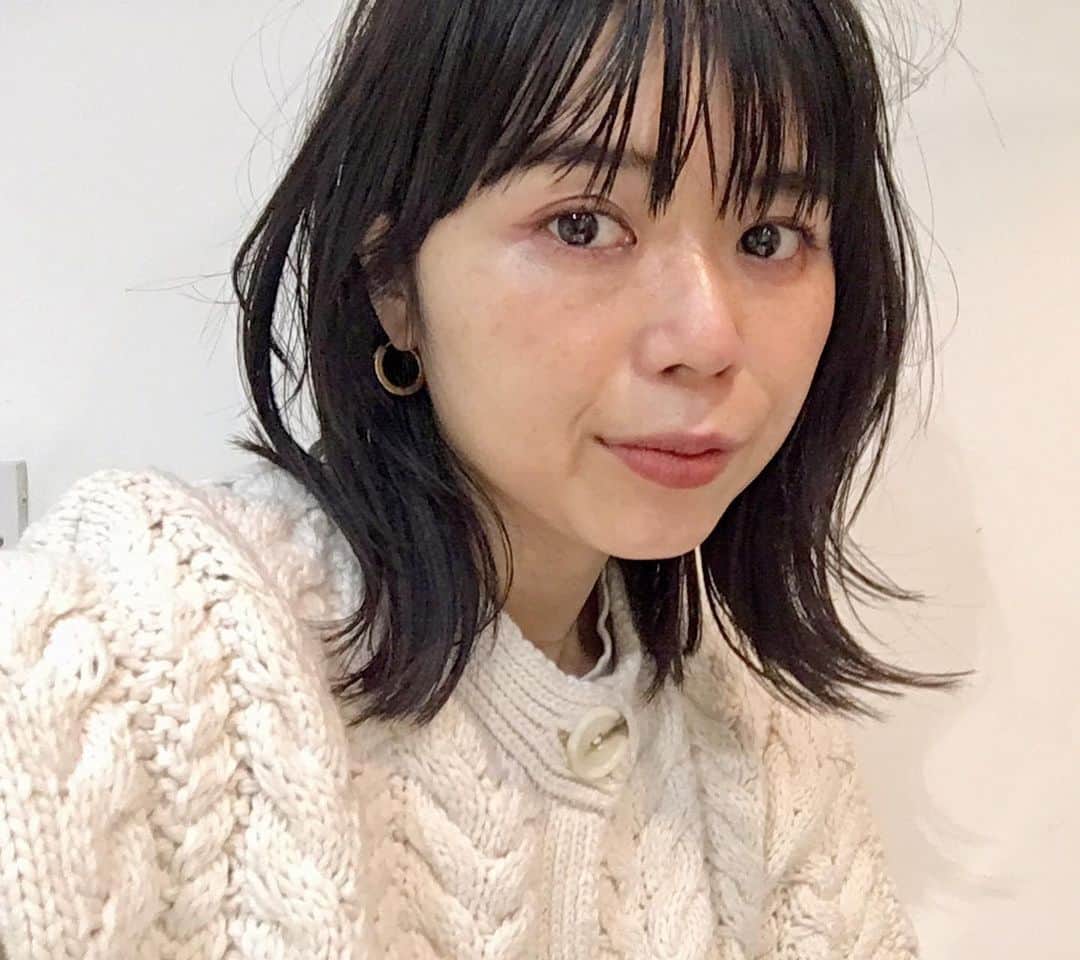 Yu-kiのインスタグラム：「久しぶりに軽めのボブ💇🏻‍♀️ストレートアイロンでささっとナチュラルにスタイリングしたり、もう少し前髪が伸びたら26ミリのアイロンでぐしゃぐしゃっと巻きたい。ロックダウンでどこも行けないけど切ってもらってて良かった☺️髪型が変わるとほんと毎日スタイリングが楽しい◎」