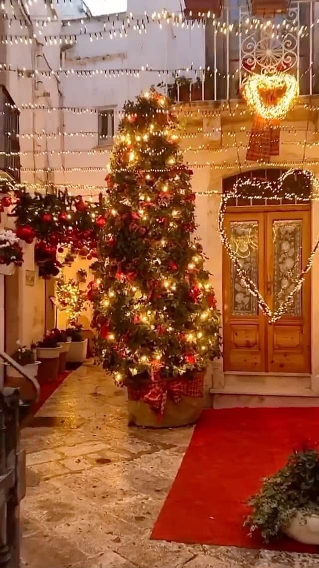 Lonely Planetのインスタグラム：「Artisanship and tradition = the perfect combination of holiday lights.   📷 via @francescogiannotta  📍 Puglia」