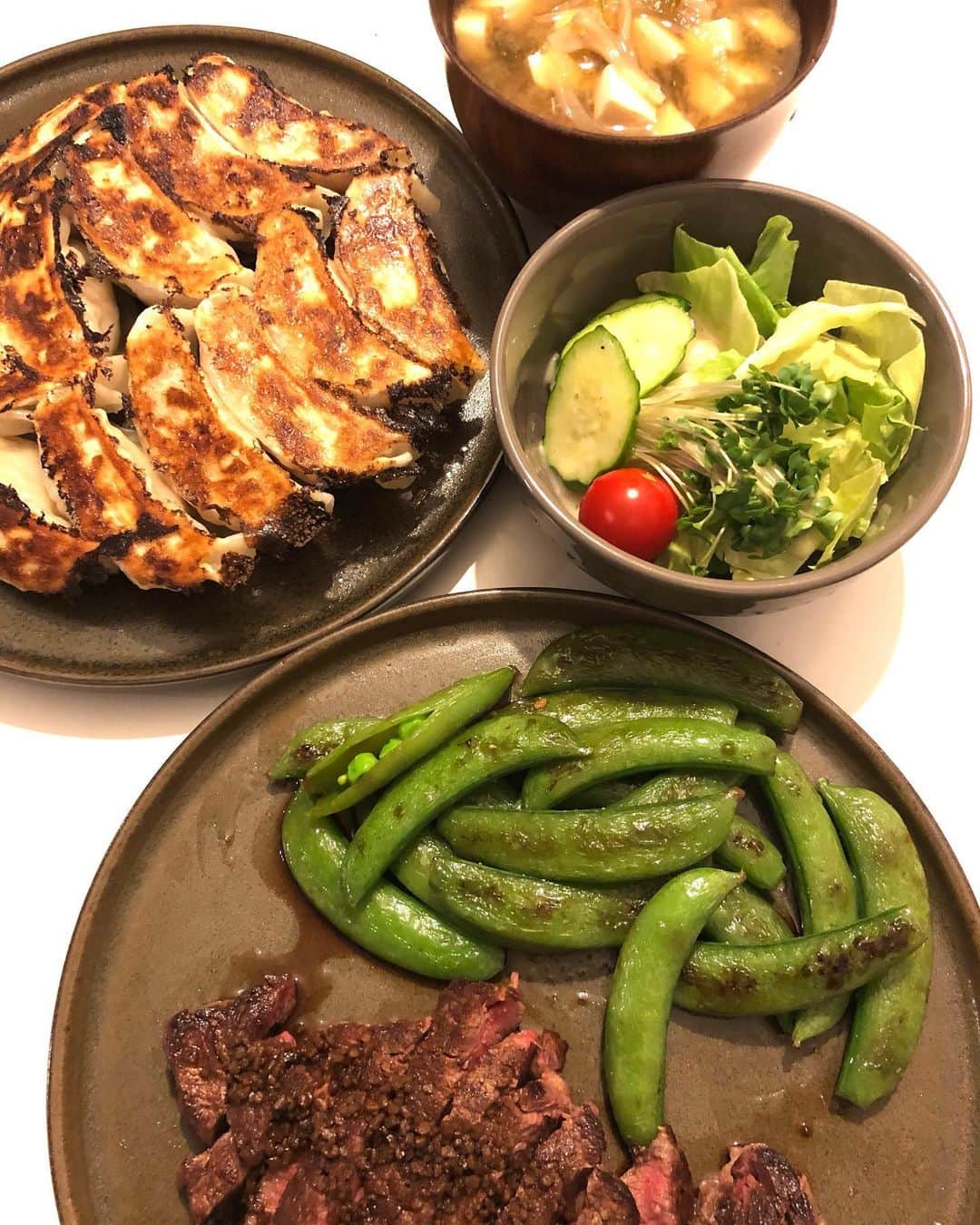 のインスタグラム：「土曜日の夕飯は、戸越銀座の餃子の王将で生餃子を買って焼きました)^o^(  楽チンで美味しい〜\(//∇//)\  あとは、午前中にOKストアに行ってきたので、美味しいトルネードのヒレをステーキで( ^ω^ )一緒にスナップエンドウのソテー。 あとはサラダと味噌汁です！  週末だから適当でゆっくりできるのがいいですね（笑）  2枚目は、なかなかアンコをうまく抱っこできない息子殿が必死で抱っこ練習の図（笑）  姫が撮りました(≧∀≦)  姫はガシガシ下手くそでも、引っ掻かれてもアンコの事抱っこしてたので、今はとっても上手くできるようになったけど、息子殿はビビってしまって抱っこしたいのになかなかいけないので練習なのです(o^^o)  顔が真剣（笑） そして、アンコのブサイクな顔がたまらなく可愛い（笑）  アンコが家族になって本当に良かったな〜と思ってます\(//∇//)\  #甘糟ご飯#ご飯#家ご飯#ステーキ#餃子の王将#週末#手抜き#息子殿姫#息子殿#甘糟アンコ#白猫#ねこのいるくらし#ねこすたぐらむ #猫と暮らす#白猫#メイクーン#ぶさかわいい」