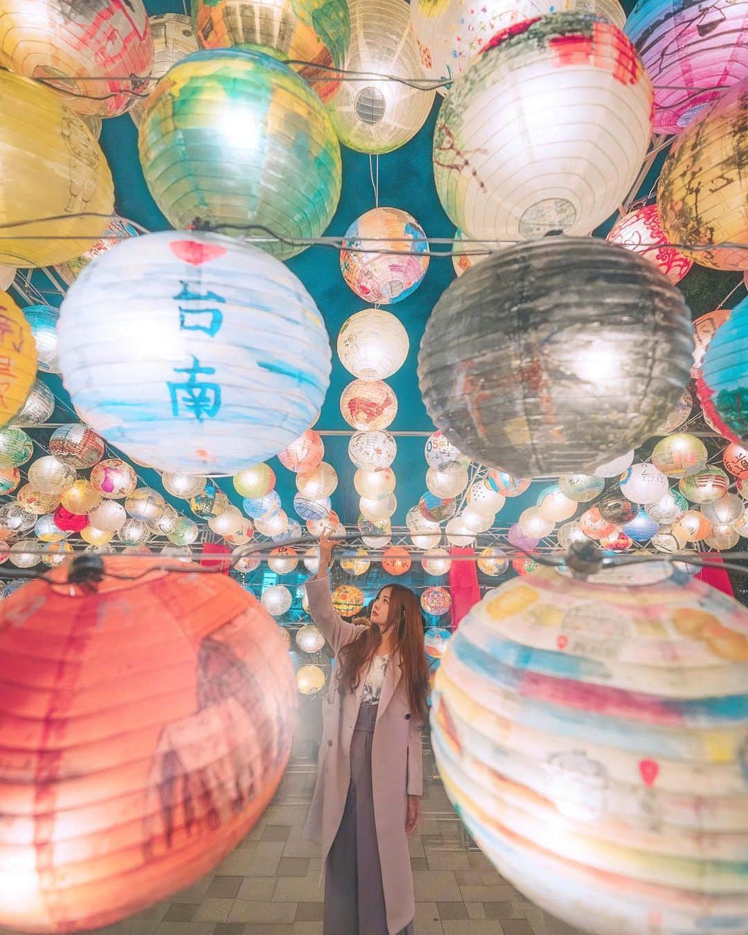 のインスタグラム：「🏮  去年大阪のランタンフェスティバルに行った時の1枚📷 今年はコロナでやってないのかな？ 日本じゃないみたいで感動した🙂  あやねちゃんに撮影してもらったRAWデータをレタッチしたんだけど、人消すために5枚くらいレイヤー重ねた😂だからあんまり拡大しないでね🙏  ・  photo @ayane7628   レタッチ @momoyu1125  ・  🏮💙💚💛💜❤ ♡  ・  #daily_photo_jpn  #team_jp_ #IG_PHOS#japan_night_view #ポートレート #被写体 #genic_mag#instagram#IGersJP #retrip_nippon #hubsplanet  #カメラ女子 #カメラ好きな人と繋がりたい #japan #ファインダー越しの私の世界 #tokyocameraclub #awesome_earthpix  #タビジョ#art_of_japan_ #hellofrom #ビジョビ #whim_member #earth_portraits #イルミネーション #japan_of_insta#写真撮ってる人と繋がりたい#gpw_members_only #jaltrico #JALトーク @japanairlines_jal」