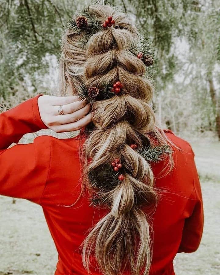 Sam Villaさんのインスタグラム写真 - (Sam VillaInstagram)「This #DutchPullThroughBraid is hands down one of our #holiday favorites! Absolutely stunning execution and finishing by @s.b.whimsicalhair . Perfect for #WalkingInAWinterWonderland or taking a trip through the #ChristmasTreeLot. ⠀ ⠀ What is your favorite braid? From #fishtails to #fourstrandbraids - the options are endless!」12月21日 7時00分 - samvillahair