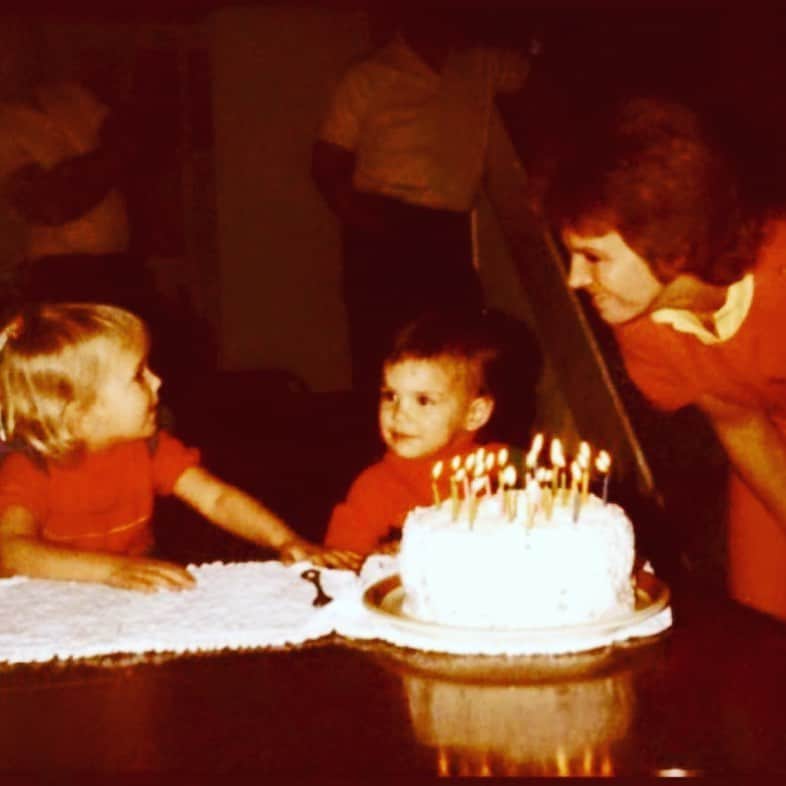 ジーナ・カラーノのインスタグラム：「It’s not my birthday.. kind of how I felt in this picture when it was my birthday. 🤣 #HappySunday 🤗❤️ #randombabypic #middlechildsyndrome」