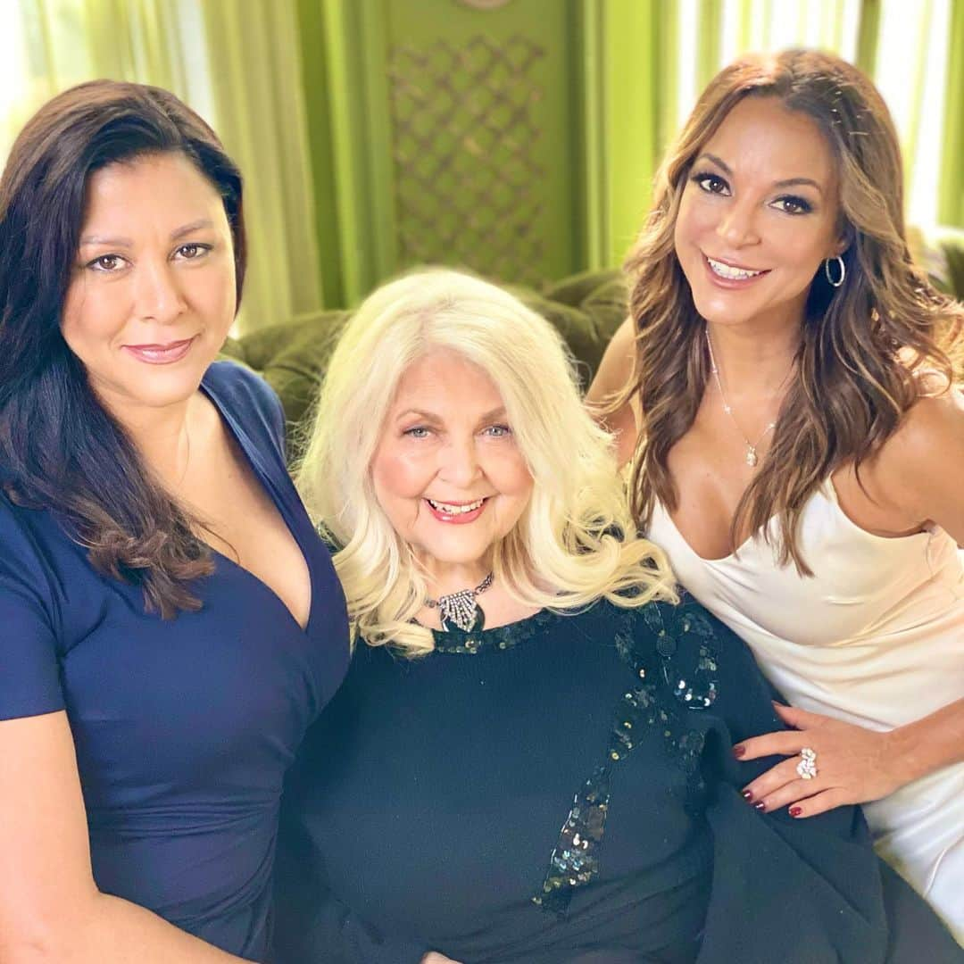 のインスタグラム：「Family Photo shoot sneak peeks😜 Thank you @beauty_by_hidi and  @ph0t0n00r for making everyone look amazing.  82 never looked so beautiful!♥️ #nikalarue #marcielarue」