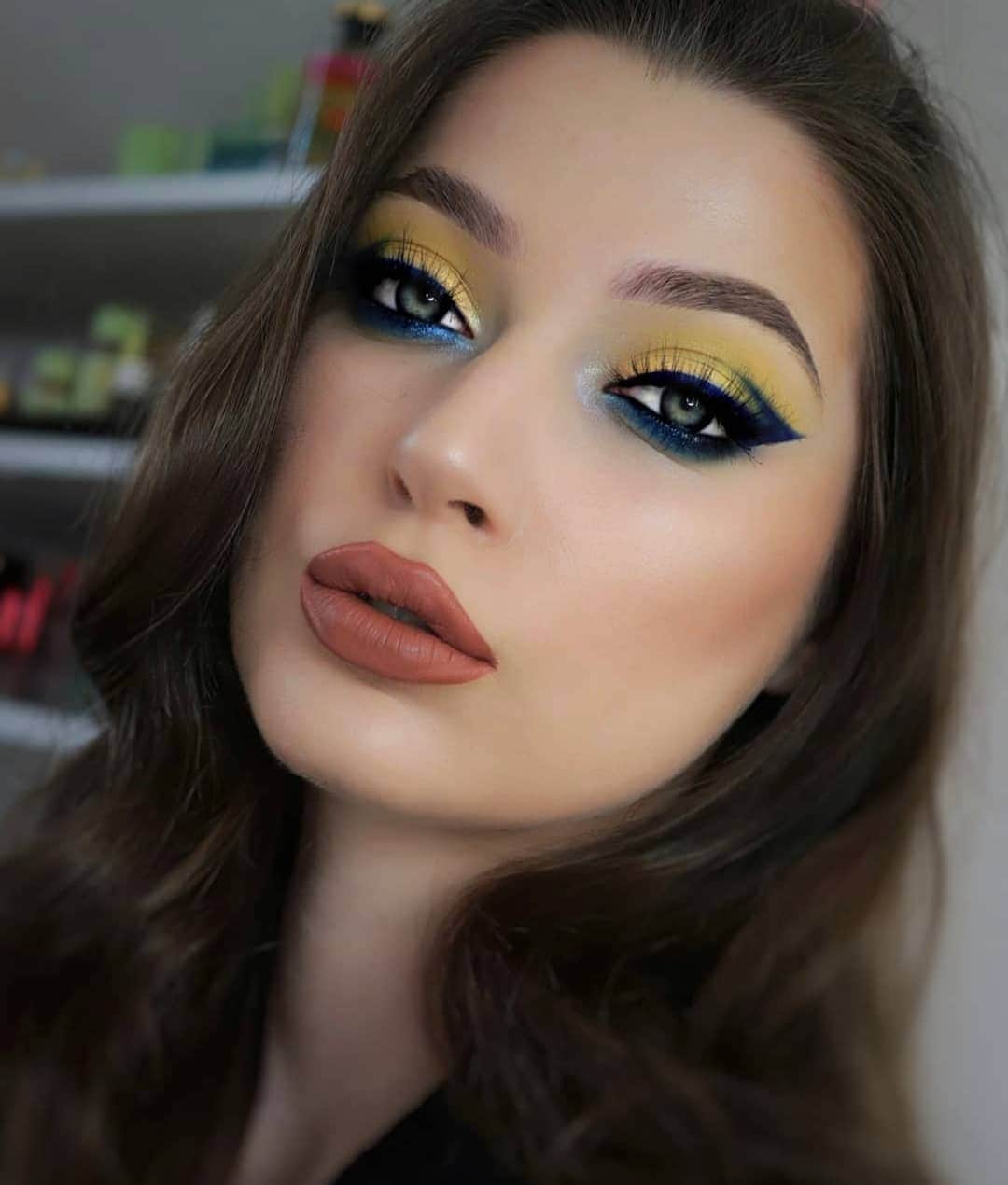 the Balmさんのインスタグラム写真 - (the BalmInstagram)「Get the look 😍 @en_angie is wearing a full face of theBalm.. eyes poppin’ with Schwing in Sapphire Blue, cheeks contoured with Bahama Mama and lips full with Meet Matt(e) Hughes in Charismatic💋  #thebalm #thebalmcosmetics #lipstick #beauty #glam #holiday #cleanbeauty #gift」12月21日 7時13分 - thebalm