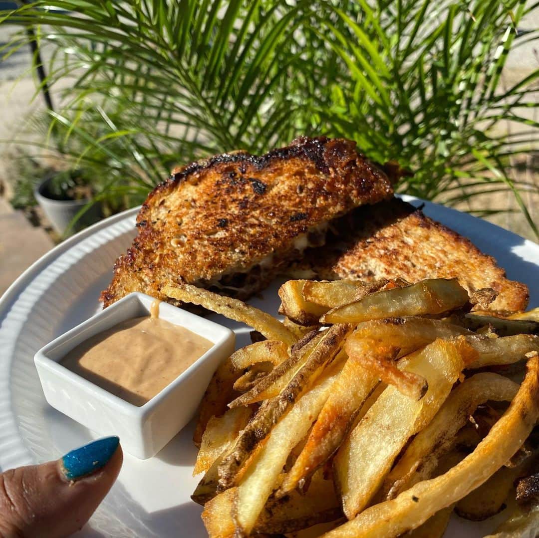 ケリスのインスタグラム：「Wild cherry bbq shredded beef melt , and habanero smoked truffle salt fries .  Gold mine box favorites bountyandfull.com  Habanero infused olive oil  Flank steak  Onions  Garlic  Sofrito  Brown sugar caraway rub (gold mine favorites box) Wild cherry bbq infused with espresso  Bountyandfull.com lovely Sunday guys !」
