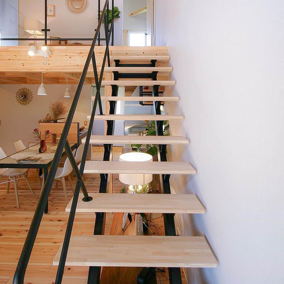 ネキストホームのインスタグラム：「美しいオープン階段♬ その他の施工事例は　@nexthausdesign1947 からホームページへ行ってチェックしてください😆✨・ - - - - - - - - - - - - - - - - - - - - - ・ 時を超えた、 新しいスタンダード。 #NEXTHAUSDESIGN ・ - - - - - - - - - - - - - - - - - - - - - - - - - - - - more photos → @nexthausdesign1947 - - - - - - - - - - - - - - - - - - - - - - - - - - - - ・ #ネクストハウスデザイン は心地よい#木の家 をお客様と一緒につくる#木造 の#注文住宅 を中心とした、創業1947年に創業した#宇都宮市 の#工務店 です。 ・ 大手ハウスメーカー 等が推奨する、30年ごとに建て替える家ではなく、#無垢材 やモイス などの#自然素材 を使い、そのご家族の#暮らし 方に合わせた#心地よい暮らし をご提案しています。 ・ そんな#家づくり を実際に体感できる#モデルハウス がありますので、ぜひご見学ください。 ・ あなたの理想の#マイホーム の答えが私たちの#家づくり にあります。 ・ #新築 用の#土地探し から#住宅ローン 等の資金計画まで、DMやメール、お電話等でいつでもご相談ください。 ・ #マイホーム計画 中の方は、HPより資料請求して頂ければ、コンセプトブック等をお届けいたします。 ・ ↓のプロフィール欄からHPに移動できます。 ・ - - - - - - - - - - - - - - - - - - - - - @nexthausdesign1947 - - - - - - - - - - - - - - - - - - - - - ・ ・ 施工対応エリア ・ #栃木県 全域 #宇都宮市 #さくら市 #真岡市 #下野市 #日光市 など ・ 車で1時間以内の範囲を主に施工エリアとしていますが、それ以外の地域の方もお気軽にご相談ください。 - - - - - - - - - - - - - - - - - - - - - このインスタの管理人は世界を変える住宅屋 @mizonobe です。 家づくりに関することも、そうで無いことも ご相談お待ちしてます！」