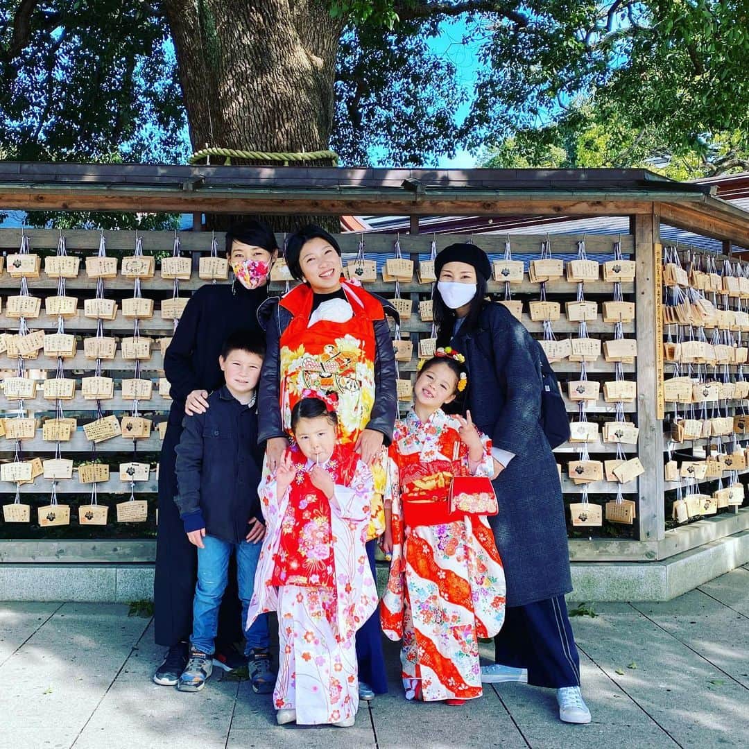 大島央照のインスタグラム：「先日の七五三さん&写真展の撮影✨ アリゾナから帰国中のよしみちゃんファミリー @yoshimimama のアマンサちゃん、ケイラちゃんおめでとう✨ 元気いっぱいすぎて可愛くて楽しすぎた撮影✨ いい写真が撮れました💕  ありがとう✨  #七五三 #誕生日ガール #写真展 #着物 #記念日 #記念写真 #photo #photographey #muj #ミスユニバースOG #mon   #大島央照写真展 #私の記念日」