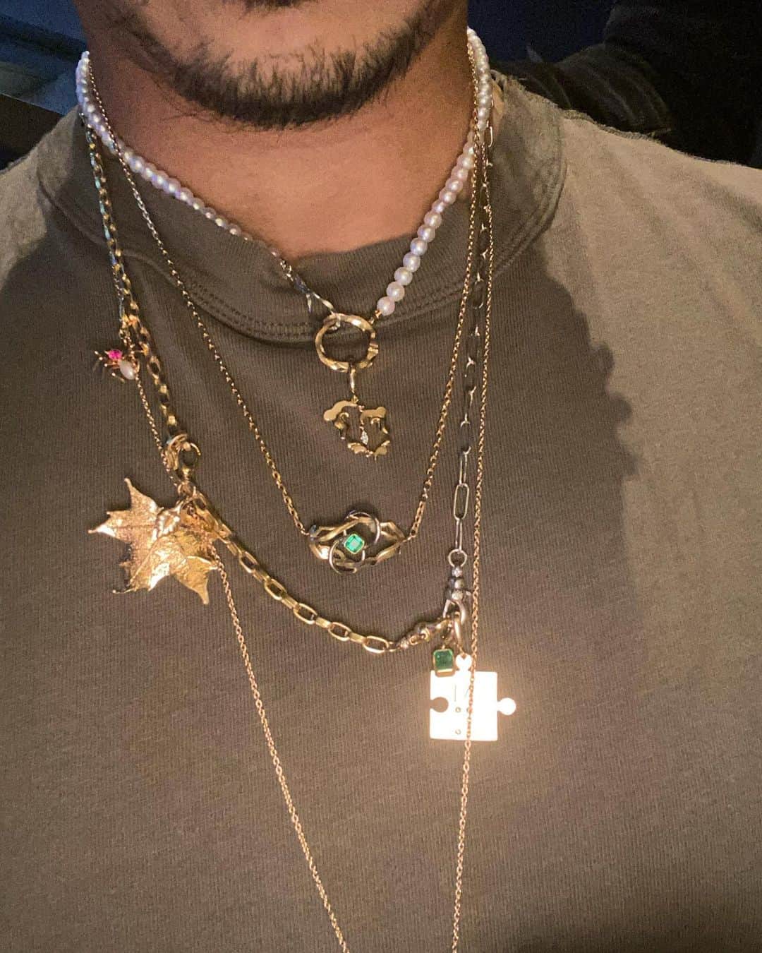 稲木ジョージさんのインスタグラム写真 - (稲木ジョージInstagram)「How would you layer your jewelries?🤩💎  ミラモアのジュエリーをスタイリングするのが難しいとよく言われます🤭コツは、ネックレスの長さのバランス、ゴールドの異色コンビ、アンティークとミラモアのチャーム、ダイヤと色石をミックスすること💡そうすることで、ジュエリーにコントラストが出て、ギラギラ感よりも、「アーティスティック」な印象を与える✨ファッションは割とシンプルでも、ジュエリーが「自分のスタイル」を格段にアップさせてくれると思うんだー😉👌パールを投入すれば、上級者👏👏メンズでも使えますかー？という質問よくくるんだけど、答えはもちろん！デザインしてる時、男性か女性かなんて考えたことがない！つけたい人がつければ良い！メッキは人もジュエリーも苦手なのでミラモアは全て18金を使用しているので、色落ちはしません。 スタイリング、ジュエリーに関する相談や問い合わせがあれば @milamore_japan にDMしてね😎👌🏽」12月21日 7時28分 - georgerootnyc