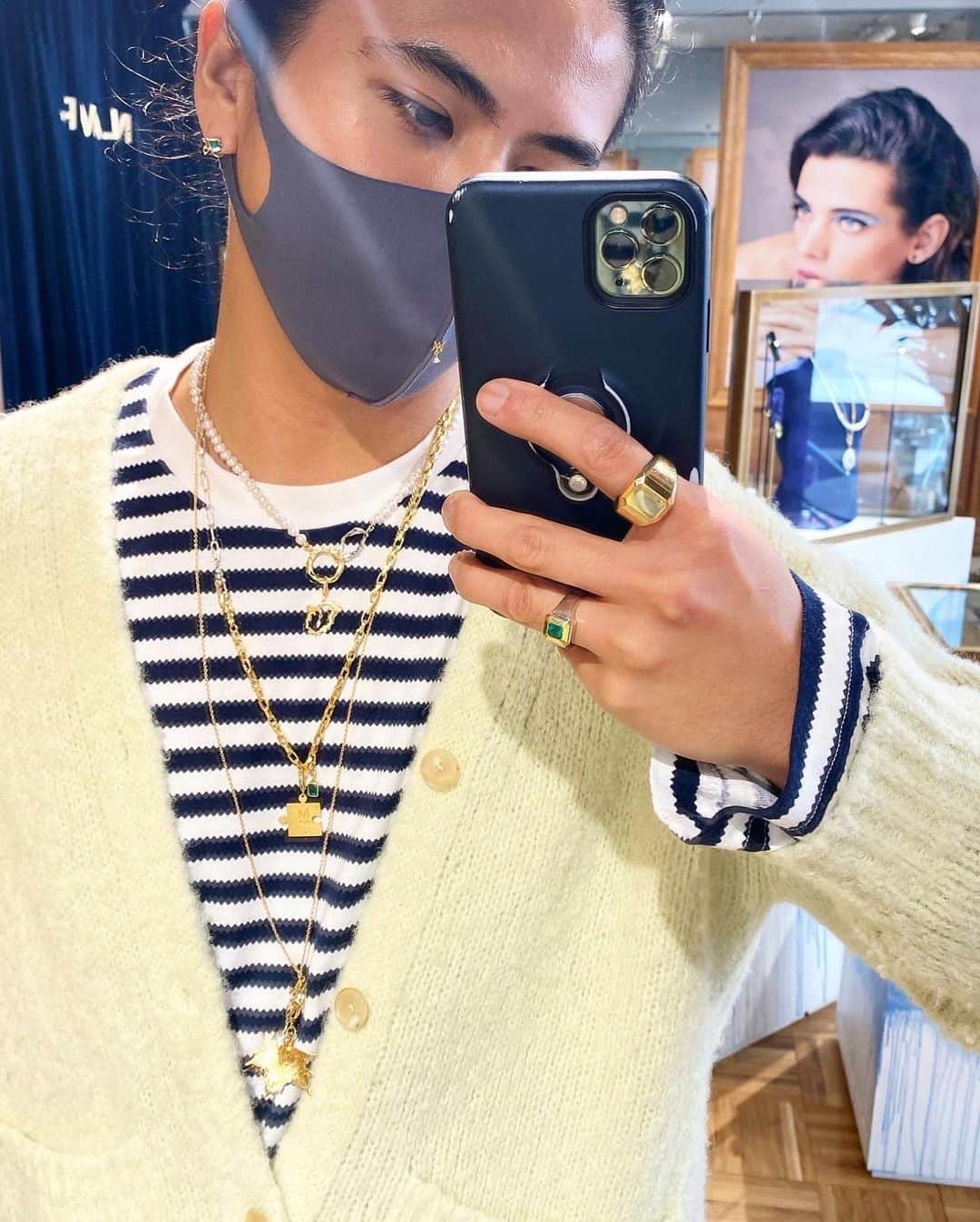 稲木ジョージさんのインスタグラム写真 - (稲木ジョージInstagram)「How would you layer your jewelries?🤩💎  ミラモアのジュエリーをスタイリングするのが難しいとよく言われます🤭コツは、ネックレスの長さのバランス、ゴールドの異色コンビ、アンティークとミラモアのチャーム、ダイヤと色石をミックスすること💡そうすることで、ジュエリーにコントラストが出て、ギラギラ感よりも、「アーティスティック」な印象を与える✨ファッションは割とシンプルでも、ジュエリーが「自分のスタイル」を格段にアップさせてくれると思うんだー😉👌パールを投入すれば、上級者👏👏メンズでも使えますかー？という質問よくくるんだけど、答えはもちろん！デザインしてる時、男性か女性かなんて考えたことがない！つけたい人がつければ良い！メッキは人もジュエリーも苦手なのでミラモアは全て18金を使用しているので、色落ちはしません。 スタイリング、ジュエリーに関する相談や問い合わせがあれば @milamore_japan にDMしてね😎👌🏽」12月21日 7時28分 - georgerootnyc