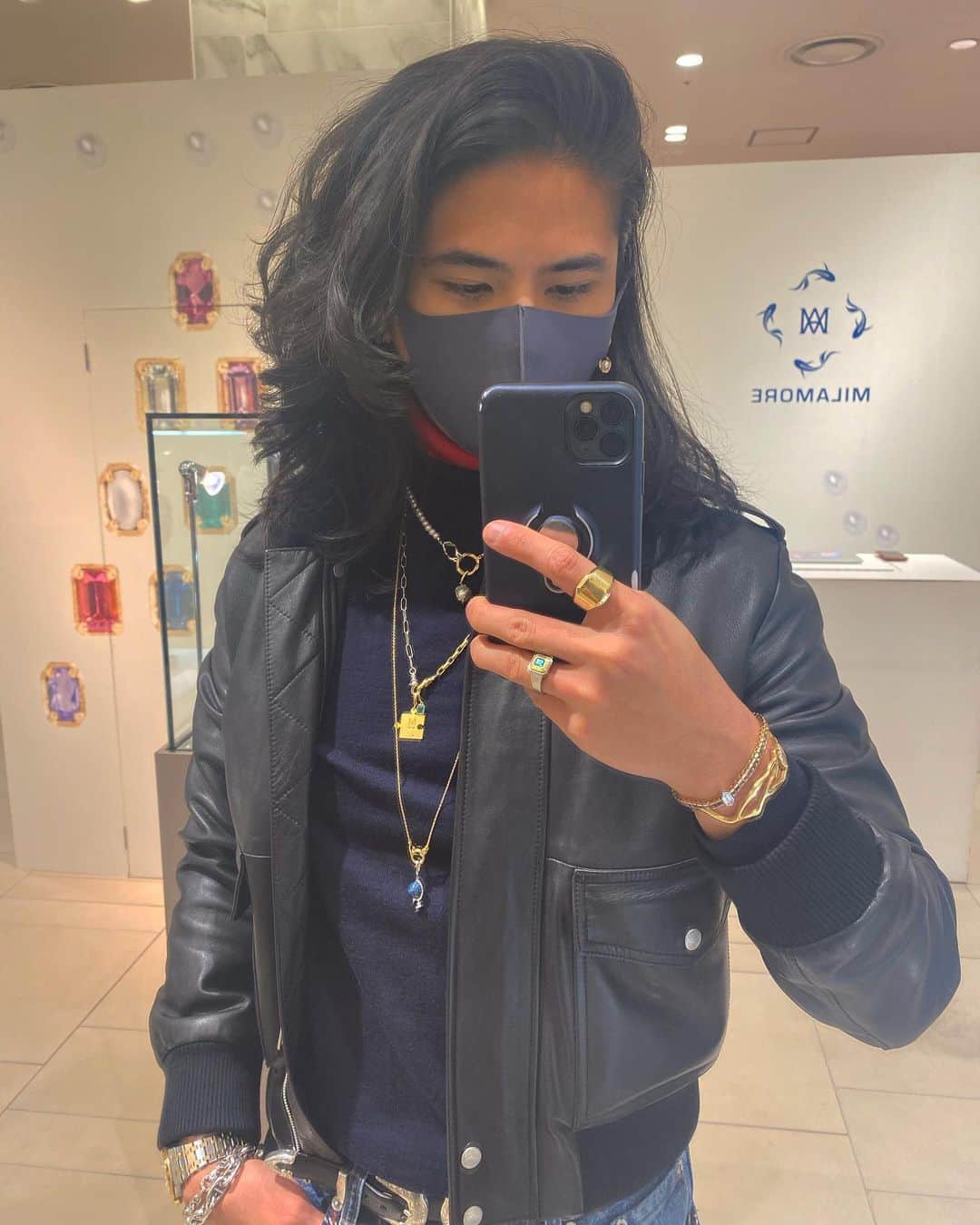 稲木ジョージさんのインスタグラム写真 - (稲木ジョージInstagram)「How would you layer your jewelries?🤩💎  ミラモアのジュエリーをスタイリングするのが難しいとよく言われます🤭コツは、ネックレスの長さのバランス、ゴールドの異色コンビ、アンティークとミラモアのチャーム、ダイヤと色石をミックスすること💡そうすることで、ジュエリーにコントラストが出て、ギラギラ感よりも、「アーティスティック」な印象を与える✨ファッションは割とシンプルでも、ジュエリーが「自分のスタイル」を格段にアップさせてくれると思うんだー😉👌パールを投入すれば、上級者👏👏メンズでも使えますかー？という質問よくくるんだけど、答えはもちろん！デザインしてる時、男性か女性かなんて考えたことがない！つけたい人がつければ良い！メッキは人もジュエリーも苦手なのでミラモアは全て18金を使用しているので、色落ちはしません。 スタイリング、ジュエリーに関する相談や問い合わせがあれば @milamore_japan にDMしてね😎👌🏽」12月21日 7時28分 - georgerootnyc