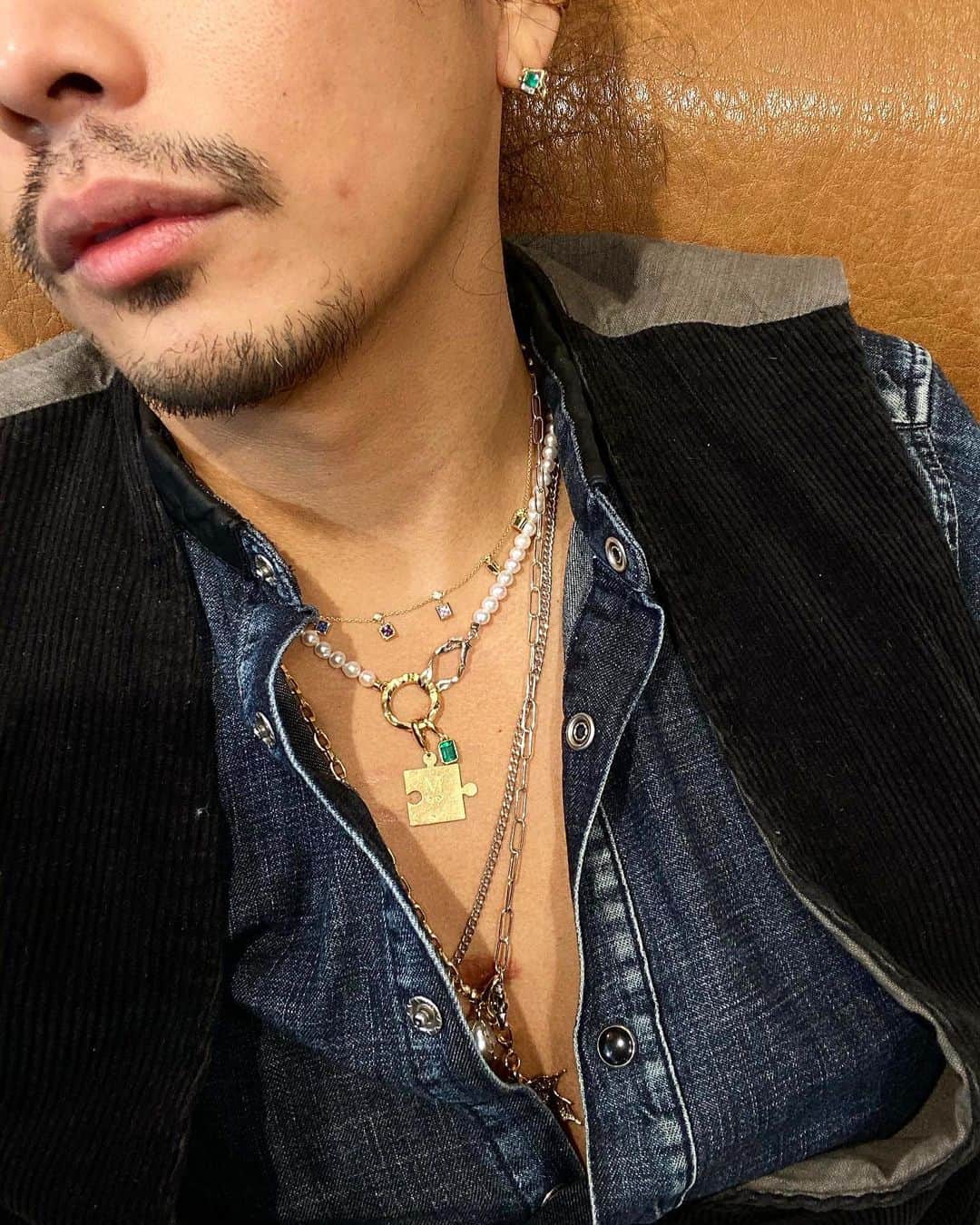 稲木ジョージさんのインスタグラム写真 - (稲木ジョージInstagram)「How would you layer your jewelries?🤩💎  ミラモアのジュエリーをスタイリングするのが難しいとよく言われます🤭コツは、ネックレスの長さのバランス、ゴールドの異色コンビ、アンティークとミラモアのチャーム、ダイヤと色石をミックスすること💡そうすることで、ジュエリーにコントラストが出て、ギラギラ感よりも、「アーティスティック」な印象を与える✨ファッションは割とシンプルでも、ジュエリーが「自分のスタイル」を格段にアップさせてくれると思うんだー😉👌パールを投入すれば、上級者👏👏メンズでも使えますかー？という質問よくくるんだけど、答えはもちろん！デザインしてる時、男性か女性かなんて考えたことがない！つけたい人がつければ良い！メッキは人もジュエリーも苦手なのでミラモアは全て18金を使用しているので、色落ちはしません。 スタイリング、ジュエリーに関する相談や問い合わせがあれば @milamore_japan にDMしてね😎👌🏽」12月21日 7時28分 - georgerootnyc