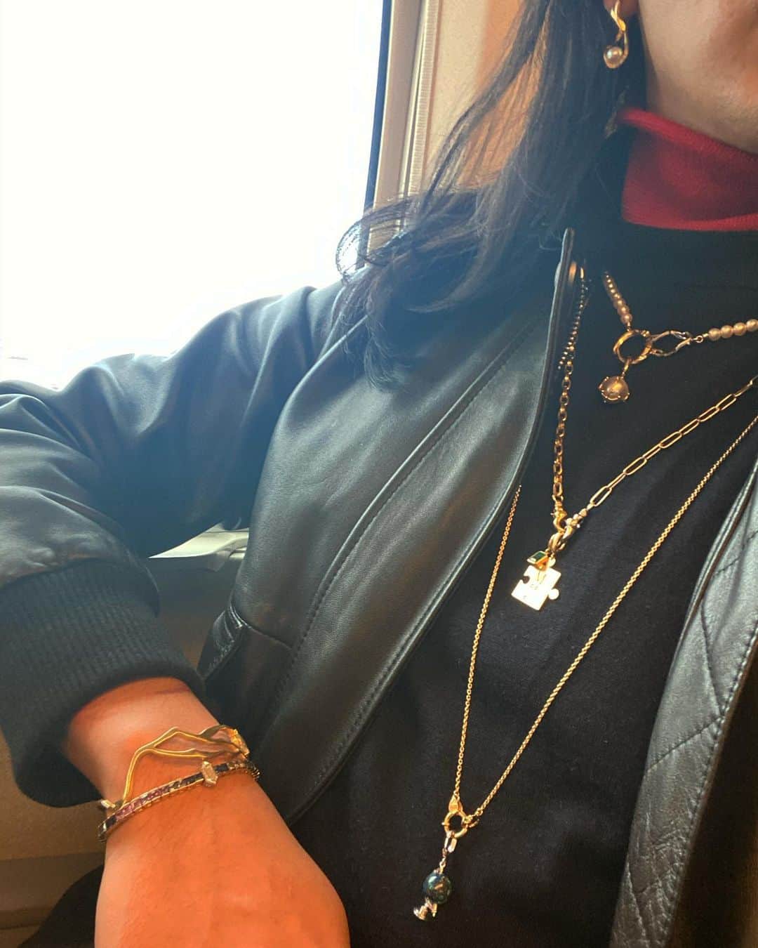 稲木ジョージのインスタグラム：「How would you layer your jewelries?🤩💎  ミラモアのジュエリーをスタイリングするのが難しいとよく言われます🤭コツは、ネックレスの長さのバランス、ゴールドの異色コンビ、アンティークとミラモアのチャーム、ダイヤと色石をミックスすること💡そうすることで、ジュエリーにコントラストが出て、ギラギラ感よりも、「アーティスティック」な印象を与える✨ファッションは割とシンプルでも、ジュエリーが「自分のスタイル」を格段にアップさせてくれると思うんだー😉👌パールを投入すれば、上級者👏👏メンズでも使えますかー？という質問よくくるんだけど、答えはもちろん！デザインしてる時、男性か女性かなんて考えたことがない！つけたい人がつければ良い！メッキは人もジュエリーも苦手なのでミラモアは全て18金を使用しているので、色落ちはしません。 スタイリング、ジュエリーに関する相談や問い合わせがあれば @milamore_japan にDMしてね😎👌🏽」
