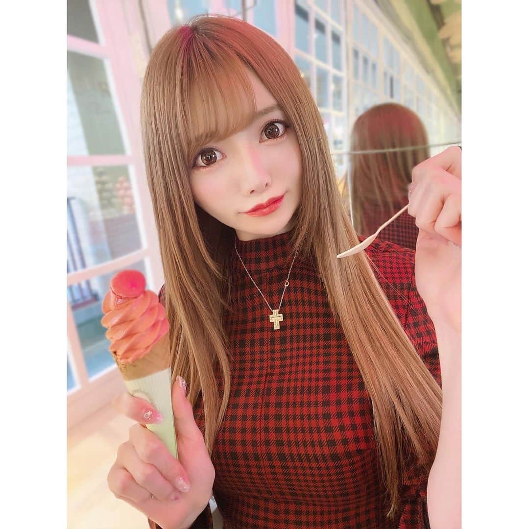 りのにゃんのインスタグラム：「+ .*ʚ♡ɞ*.+ﾟ﻿ ﻿ ﻿ ﻿ あいすくりーむ‪🍦‬ ﻿ @elle_trs すきぴとデートしてきた👧♥️ ﻿ ﻿ ﻿ ﻿ #歌舞伎町#池袋#ミナミ#六本木#キャバ嬢 #水商売#プリンスグループ#プリンスグループ東京#池袋redshoes #レッドシューズ#御殿場アウトレット#御殿場プレミアムアウトレット#アウトレット#彼女とデートなうに使っていいよ#fashion#codenate#shopping#韓国ファッション#LADUREE#ラデュレカフェ#マカロン#アイスクリーム#新宿グルメ#静岡グルメ#グルメスタグラム#かわいいカフェ#食べログ#美味い#コスパ良し#インスタ映え﻿  ﻿ ﻿ ﻿ ﻿」