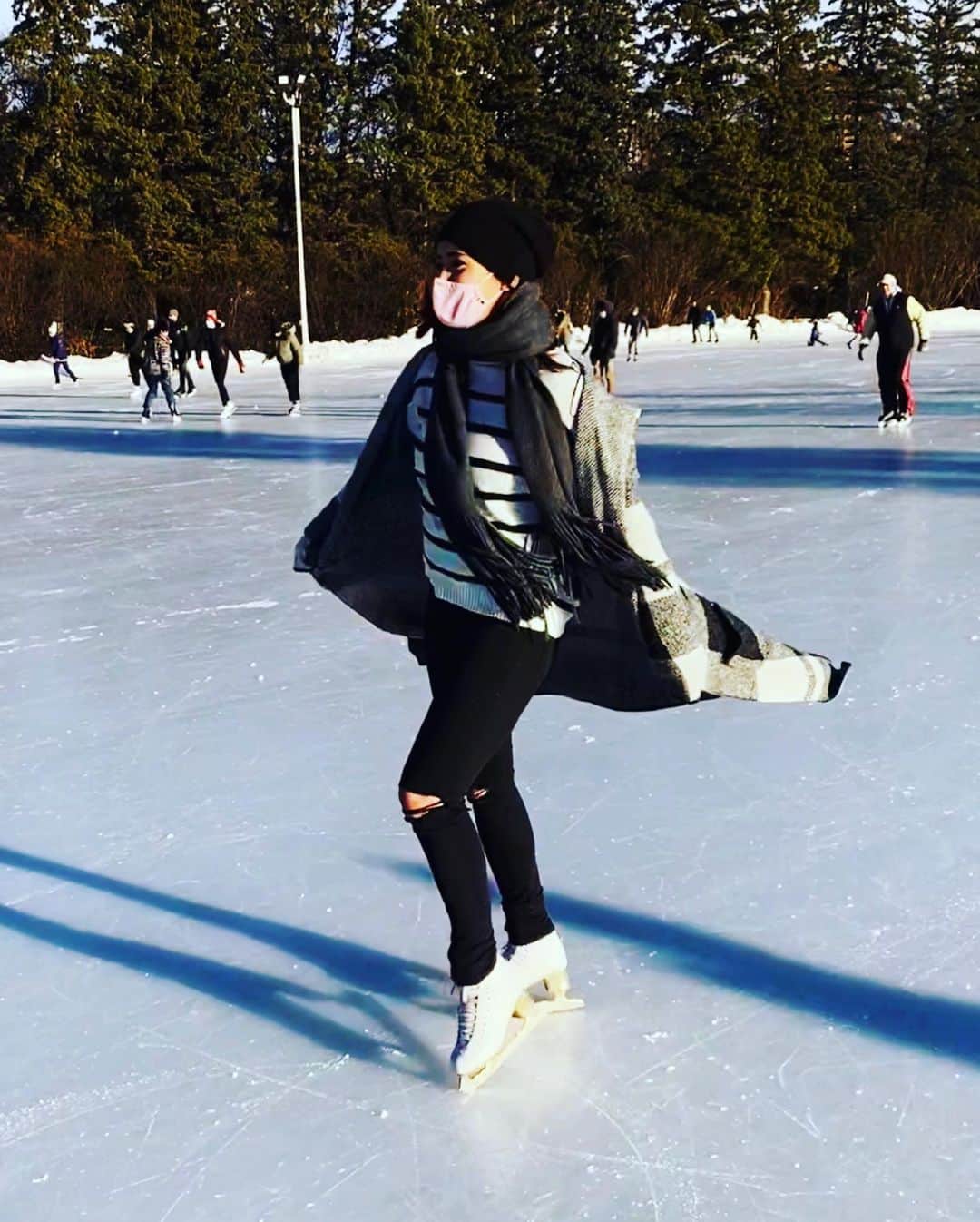 ケイトリン・オズモンドさんのインスタグラム写真 - (ケイトリン・オズモンドInstagram)「There’s something so much more special about skating outside!  • • @jackson.ultima #outdoorskating #winteractivities #myhappyplace」12月21日 7時22分 - kaetkiss