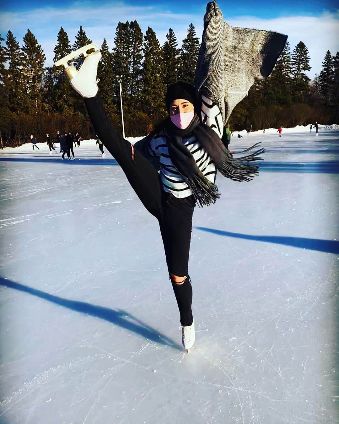 ケイトリン・オズモンドのインスタグラム：「There’s something so much more special about skating outside!  • • @jackson.ultima #outdoorskating #winteractivities #myhappyplace」