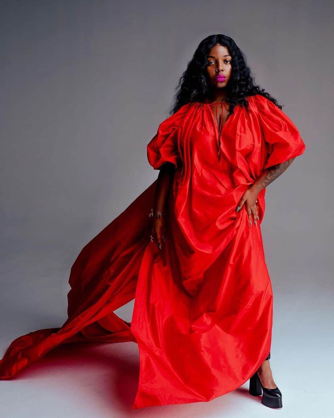 オスカーデラレンタさんのインスタグラム写真 - (オスカーデラレンタInstagram)「Lady in red 🌹. Artist @keiyaa wears the #odlrprespring2021 scarlet silk taffeta caftan for @thecut.  Photographed by @liaclay.」12月21日 7時37分 - oscardelarenta