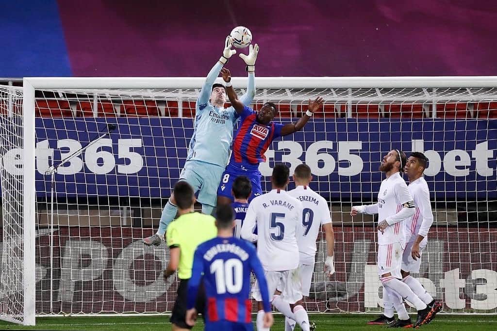 ティボ・クルトゥワのインスタグラム：「Gran victoria en Eibar! Nos traemos los 3 puntos después de luchar duro por ellos! Grande Equipo! 💫 #HalaMadrid」