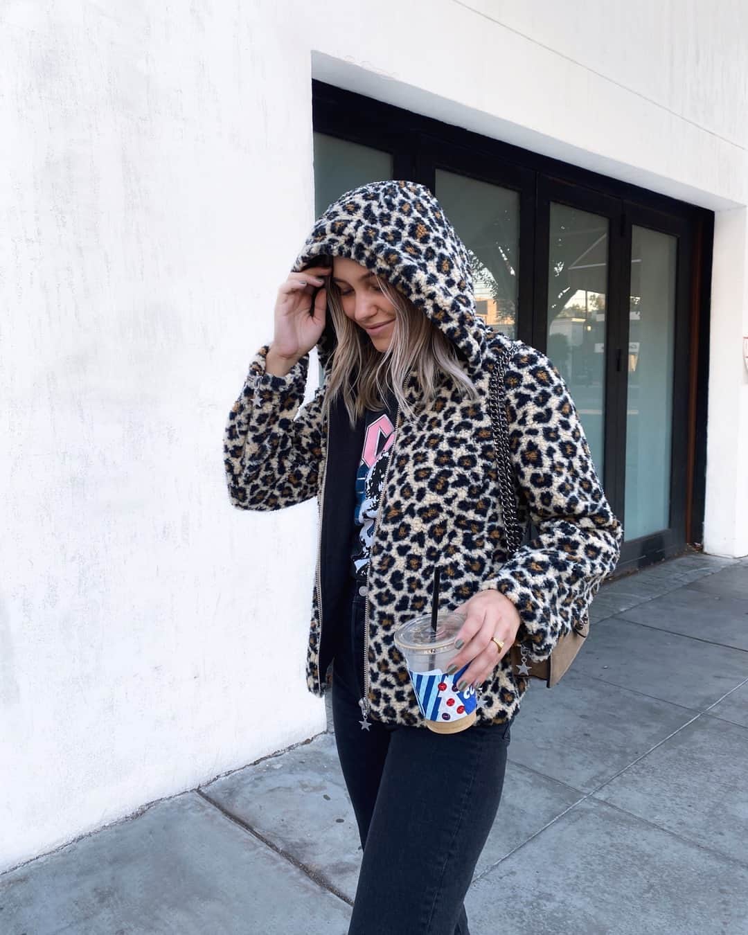 チェイサーのインスタグラム：「this NEW cheetah faux fur jacket is our new BFF!💞 bundle up and still look stylish😍 /// #chaserbrand @katielynnestyle #cheetahjacket #fuzzyjacket #teddyjacket #fauxfurjacket #fuzzycoat #graphictee #bandtee」