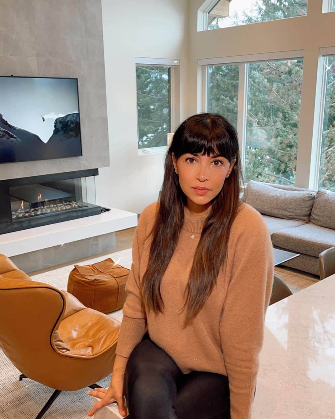 ハンナ・シモンのインスタグラム：「Oh Canada. As a maple blooded Canadian, there is nothing I love more than snow and a fireplace and a cozy place that feels like home... thank you @whistlerideal you truly have the most gorgeous places ❤️ 🇨🇦」