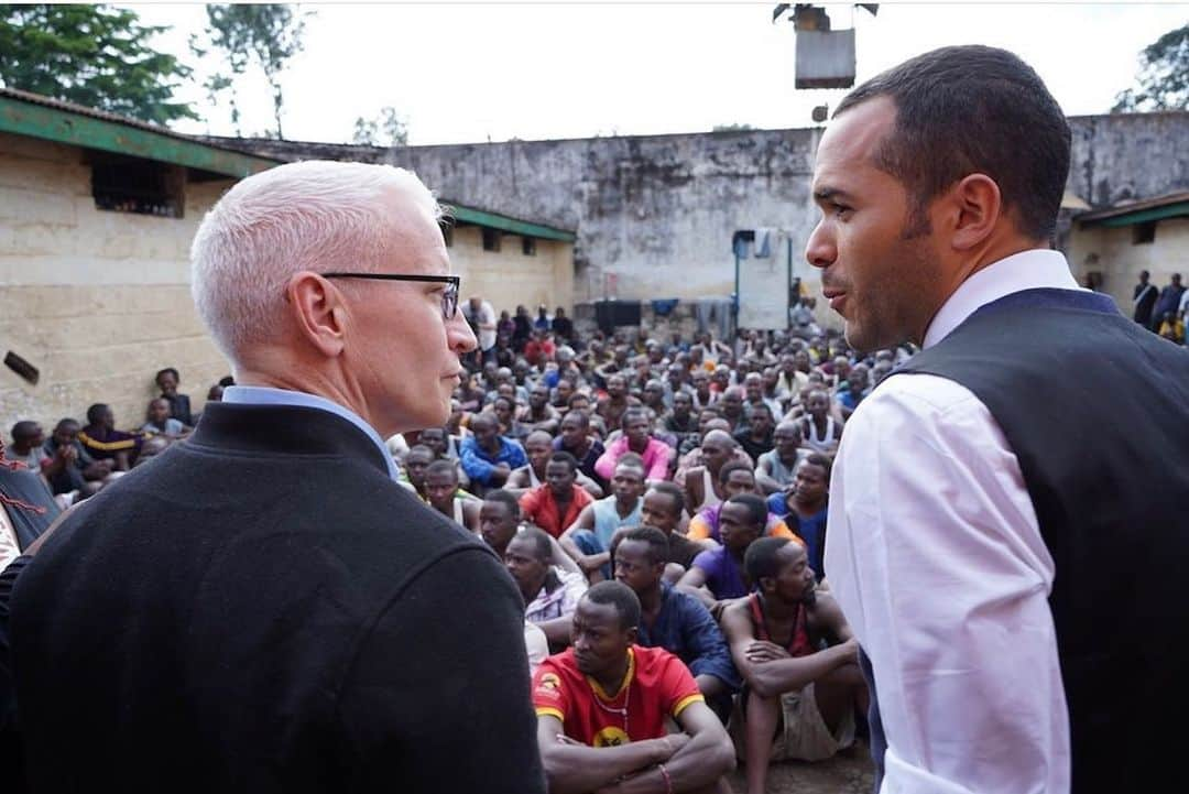 アンダーソン・クーパーさんのインスタグラム写真 - (アンダーソン・クーパーInstagram)「Tonight on @60minutes at 7pm EST, see the remarkable work of @justice.defenders. I have never met anyone like Alexander McLean. He is an extraordinarily compassionate lawyer, who started @justice.defenders to help defend the defenseless. They are now working in 46 prisons in #Kenya and #Uganda, helping tens of thousands of inmates get fair hearings. It is a unique approach to #criminaljusticereform, and the results are astounding. Please watch, and if you feel so moved, they could really use help to continue their lifesaving and life changing work.」12月21日 7時45分 - andersoncooper