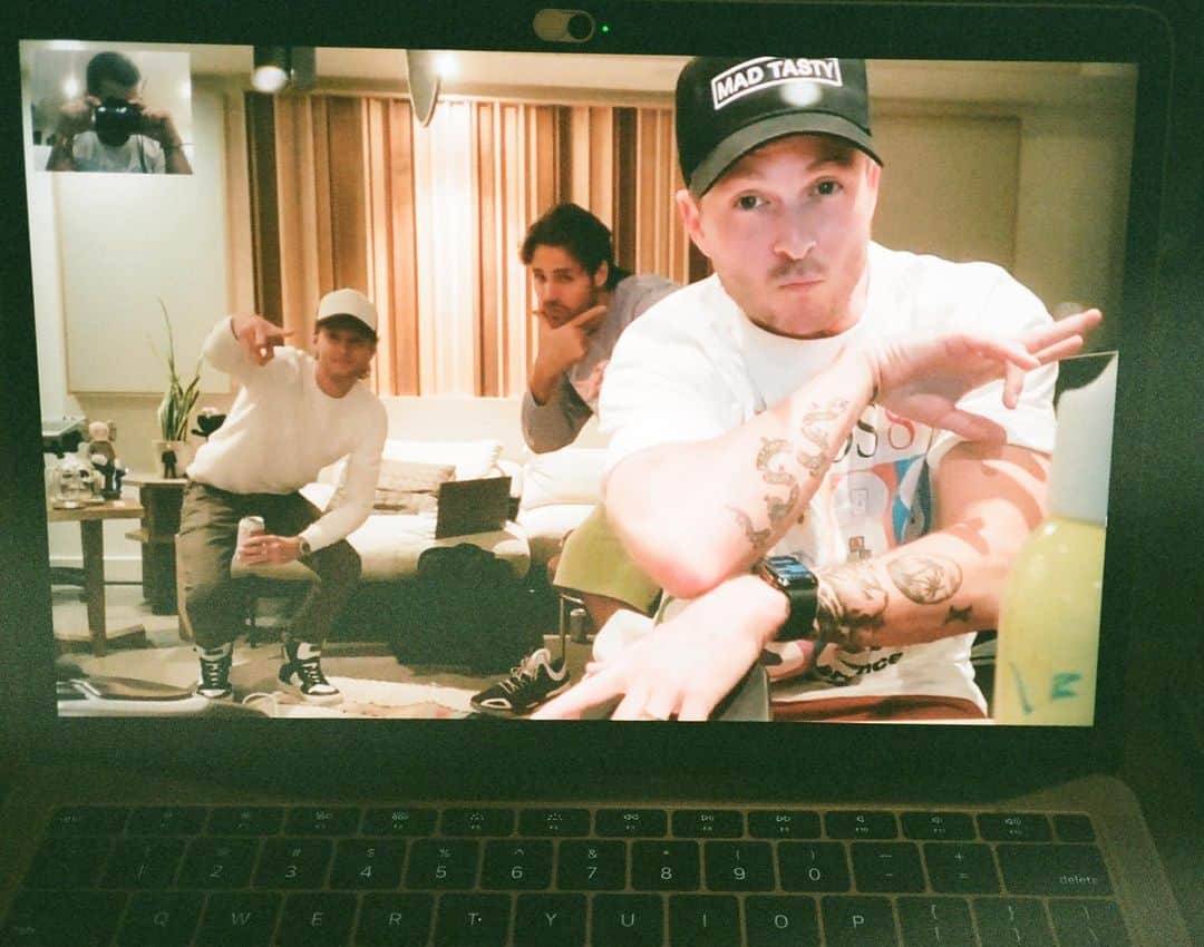 のインスタグラム：「😏」
