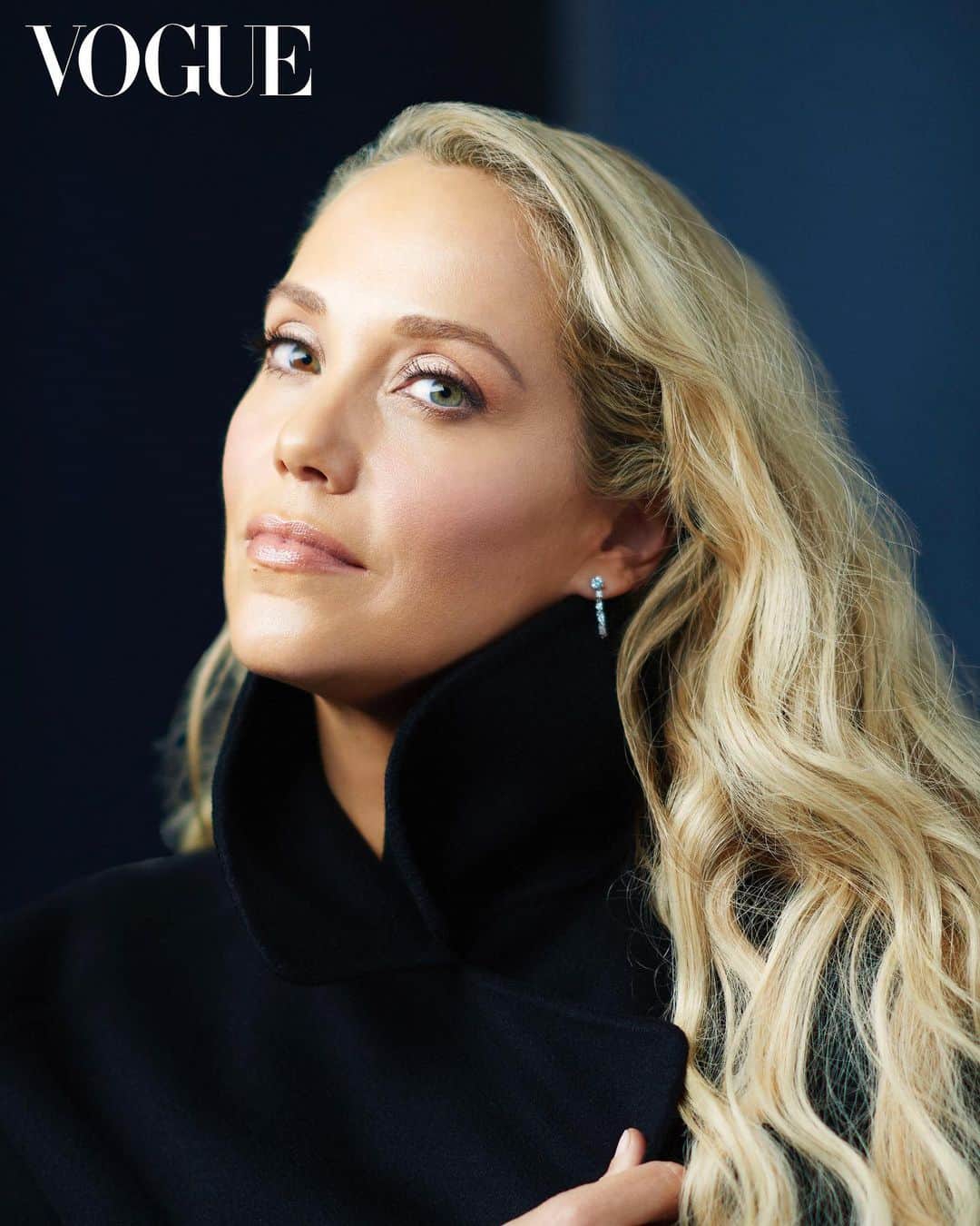 エリザベス・バークレーのインスタグラム：「Thank you to @okjanelle for a most meaningful interview for @voguemagazine ! It was one of the rare times that what was in my heart was heard with a level of depth you carry and translated into an article that reflected our authentic conversation. It was a joy. Thank you for honoring my truth. ❤️ (link in bio) 📸: @jeffvespa  💄:@kathleenkarridene 💇🏼‍♀️:@kikihaircutter 💇🏼‍♀️:@traceycunningham (color) 💃🏼:@jeanannewilliams Coat:@ralphlauren Earrings: @anitakojewelry ✨」