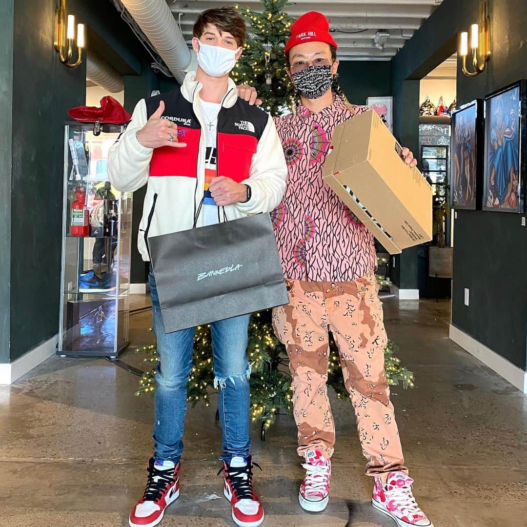 コリン・フォードさんのインスタグラム写真 - (コリン・フォードInstagram)「Stopped by @bannedla to see Eric. Appreciate the Christmas blessings fam always great to see you 🤙🏼🎄」12月21日 7時51分 - colinford