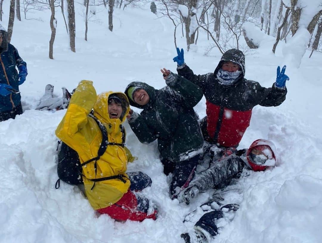 長澤青空さんのインスタグラム写真 - (長澤青空Instagram)「今年初登山🏔 #部員募集中 #これで新歓登山は優しくない #このレベルの雪久々なのに山はおかしい #ど素人 #ランシューで雪山は凍傷覚悟 #癖癖癖 #腰より深いのに後輩に押された時死んだと思った #お前まだ会うの3回目だからな？ #でもめっちゃ楽しかった #ちなみに綺麗とかではない #パウダーすぎて前も後ろも見えん #泉ヶ岳 #一応山岳部 #お前キムチ鍋知らねえだろ #パワーワードは今降ったね #運転核心」12月21日 7時53分 - foifoi3