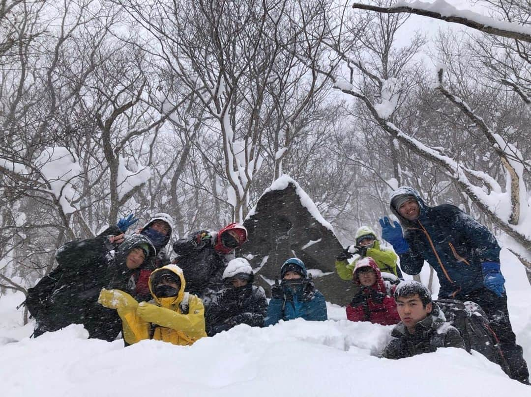 長澤青空のインスタグラム：「今年初登山🏔 #部員募集中 #これで新歓登山は優しくない #このレベルの雪久々なのに山はおかしい #ど素人 #ランシューで雪山は凍傷覚悟 #癖癖癖 #腰より深いのに後輩に押された時死んだと思った #お前まだ会うの3回目だからな？ #でもめっちゃ楽しかった #ちなみに綺麗とかではない #パウダーすぎて前も後ろも見えん #泉ヶ岳 #一応山岳部 #お前キムチ鍋知らねえだろ #パワーワードは今降ったね #運転核心」