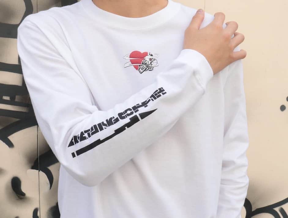 のインスタグラム：「. @amazing_coffee_official  👕AMAZING COFFEE TOKYO SHIBUYA👽 . @dragon76art さんデザインによるハートが浮き出た❤️特殊なプリントのロンTは、『TOKYO SHIBUYA』と 『AMAZING COFFEE ONLINE』にて限定販売中です💫 . ジャケットを羽織ってもハートが見えてシンプルでとても着やすいです✨✨ . AMAZING TEEを着て、素敵なAMAZING LIFEを…😌 . 【取扱店舗】 TOKYO SHIBUYA AMAZING COFFEE ONLINE ※サイズ・素材等の詳細はAMAZING COFFEE ONLINE商品ページにて💁‍♂️ . #AMAZINGCOFFEE #アメージングコーヒー #AMeCO #アメコ #TOKYOSHIBUYA #AMAZINGCOFFEEONLINE #Coffee #コーヒー　 #ロンT  #Fashion #Lifestyle  #クリスマス #Cafe #カフェ　 #PARCO  #streetart #ストリートアート @dragon76art @Kawasaki_muralart_project @parco_shibuya_official @vertical_garage #LDHkitchen」