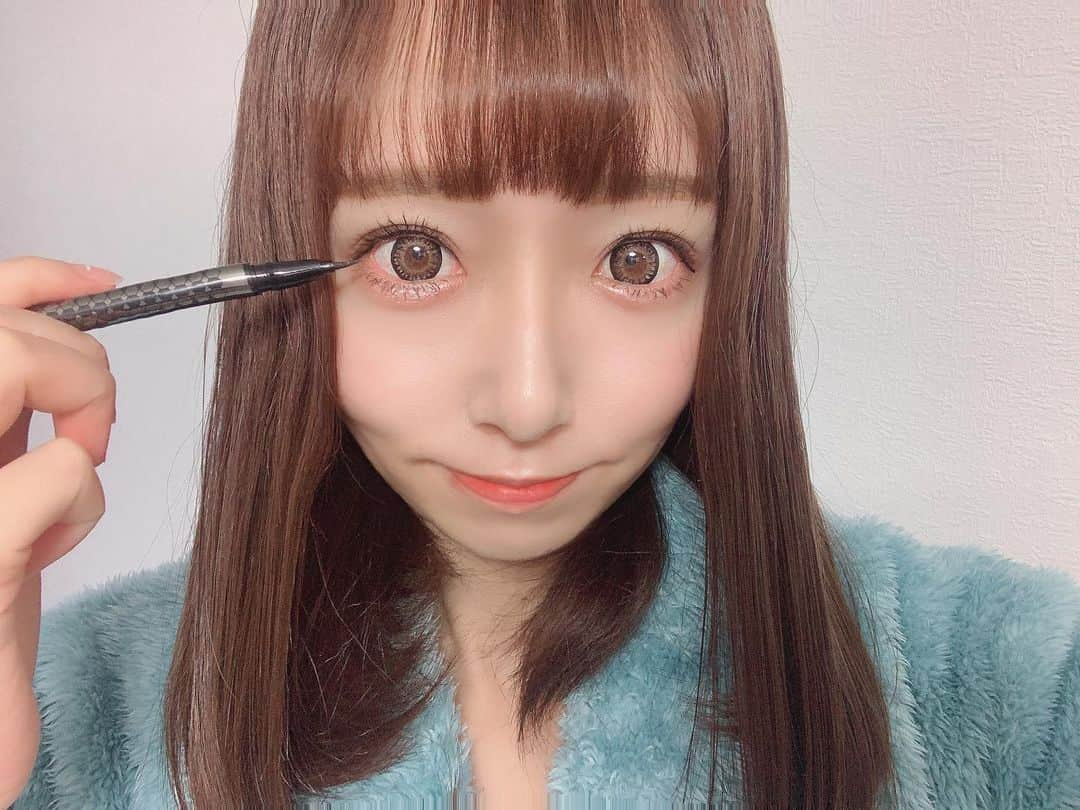 華月咲（さーちゃん）さんのインスタグラム写真 - (華月咲（さーちゃん）Instagram)「1221 おはさーちゃん\( ･ᴗ･ ) 描きやすい＋落ちない＋肌に優しい。 わたしがアイライナーに求める３拍子を 全クリしてる最高の商品をはっけーん🏆 ＊ 最近ずっとブラウン系使ってて ひさびさにブラック使ったんだけど 瞳はハッキリするし今の髪色にも合うし マスクで顔の印象が残りにくい今にこそ ピッタリだな〜と思った！最高(｡☌ᴗ☌｡)💓 みんなはどっちのさちゃんが好きかな？？ ＊ さて、今日もいちにちがんばろ〜💪🌈✨ ・ ・ #fashion #ootd #makeup #kawaii #instafashion #outfit #corde #me #follow #followme #instagood #華月咲 #さーちゃん #美容女子 #自撮り女子 #aacosme #アイライナー #ATSUSHINAKASHIMACosme #イースマイル #落ちない #にじまない #monipla #esmile_fan」12月21日 7時59分 - sachan_0109