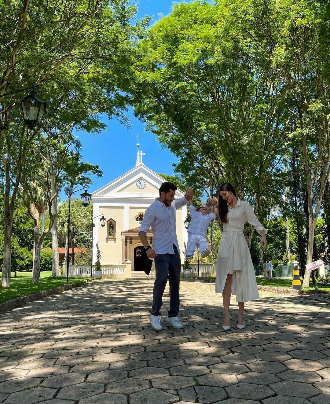 Camila Queirozのインスタグラム：「Oficialmente Dindos. 🕊 Te amamos muito Luigi e estaremos sempre aqui para te apoiar, te ajudar , te ensinar e aprender com você. Que Deus te abençoe muito e te proteja sempre meu amor 🤍」